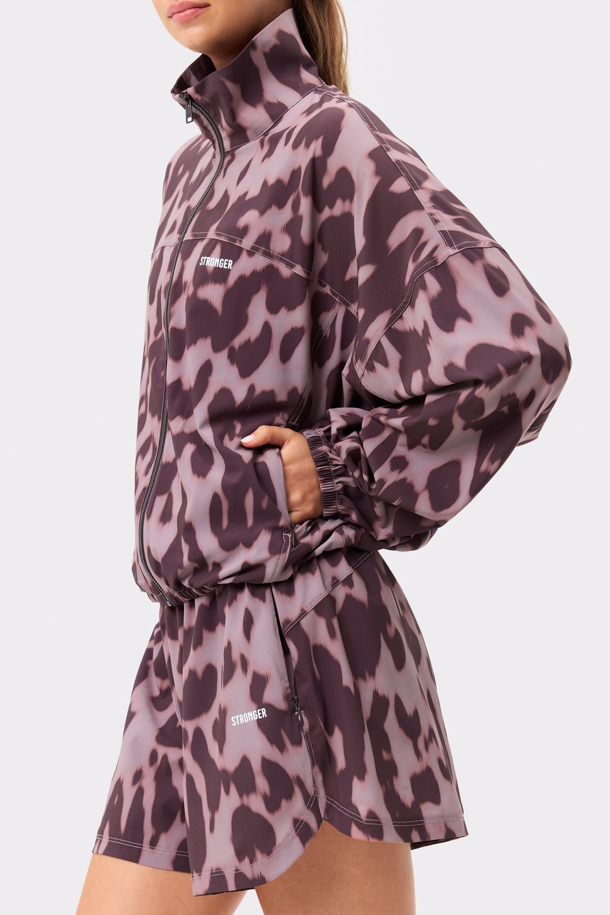 Stronger Breezy Woven Jacket in Leo Rush-print met een losse pasvorm, zijzakken en een opvallend dierenpatroon.