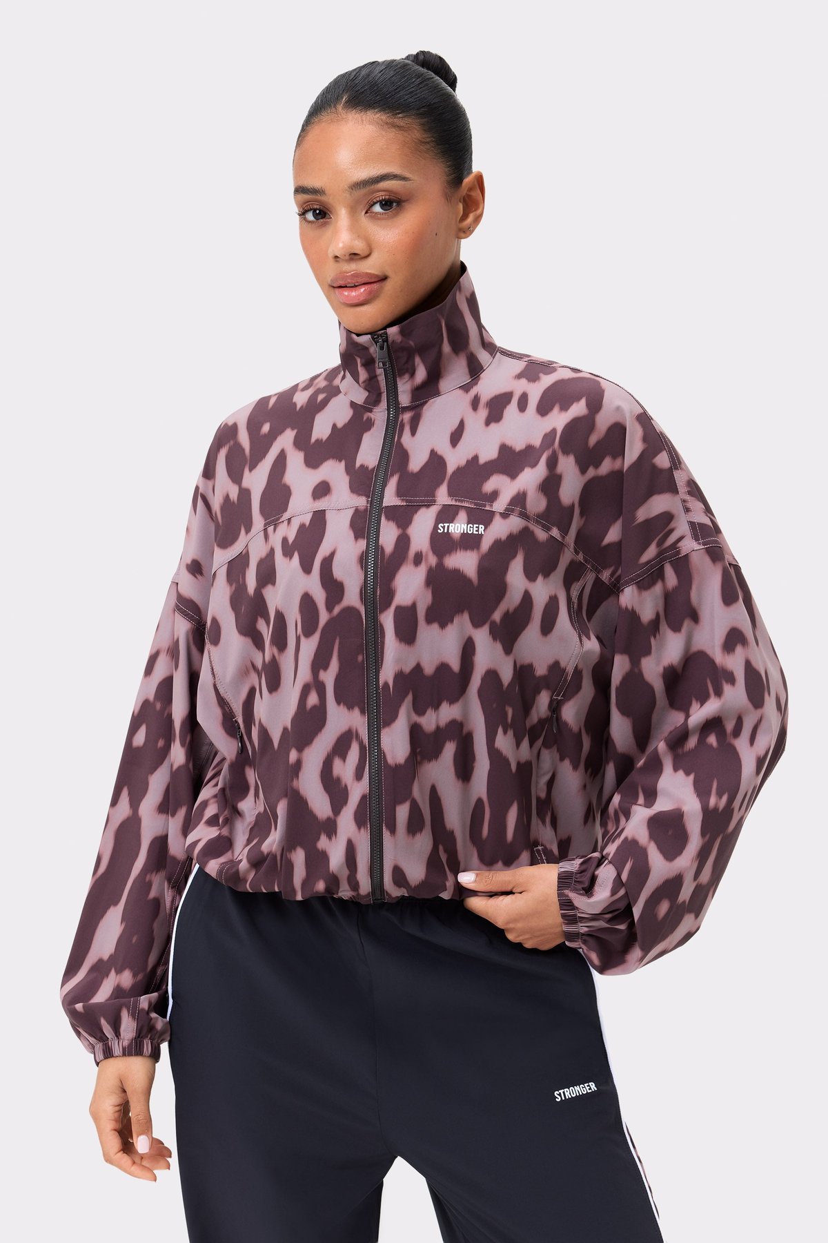 Vooraanzicht van de Stronger Breezy Woven Jacket in Leo Rush luipaardprint met hoge kraag en volledige rits.