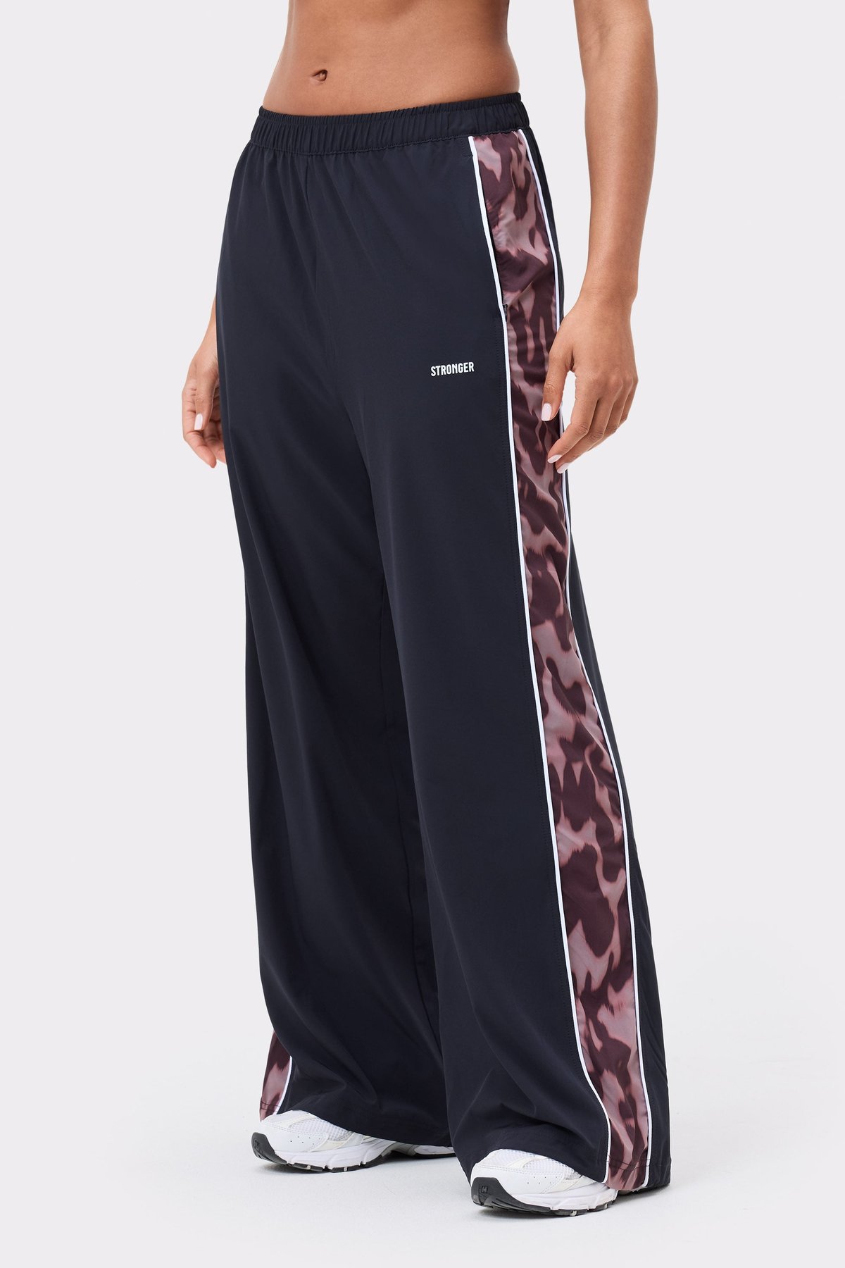 Zwarte Breezy Woven Pants van Stronger met hoge taille, een zijstreep met luipaardprint en een rechte, losse pasvorm.