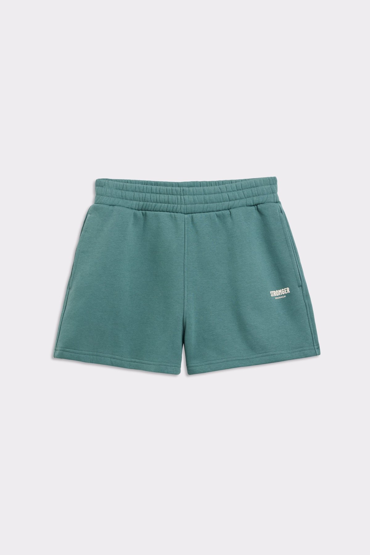 Studioaufnahme der flach liegenden Silver Pine Comfy Sweatshorts von Stronger, die den elastischen Bund und das Logo zeigt.