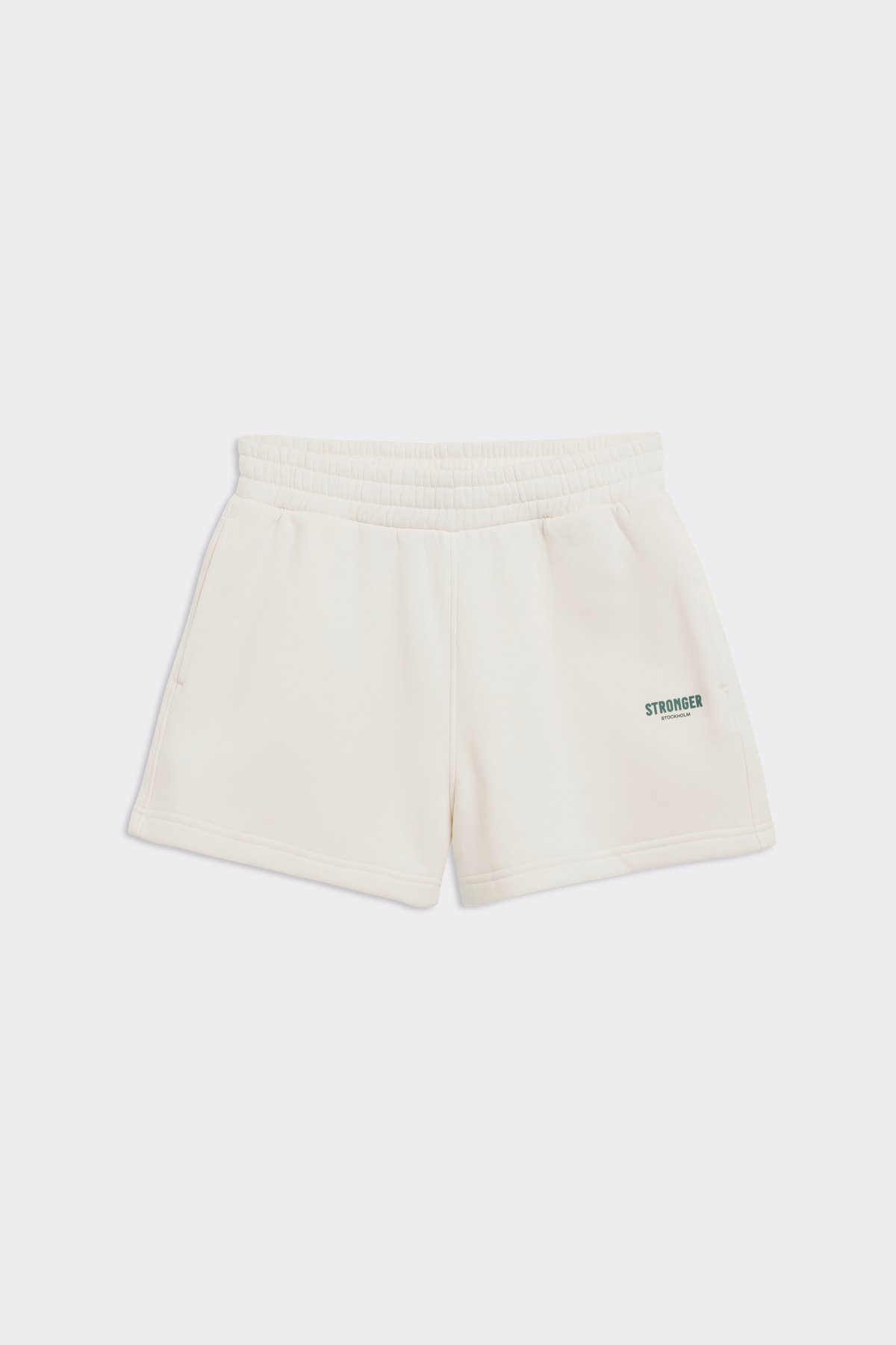 Vorderansicht der Stronger Comfy Sweatshorts in Whisper White zeigt den elastischen hohen Bund und das kleine grüne Logo.