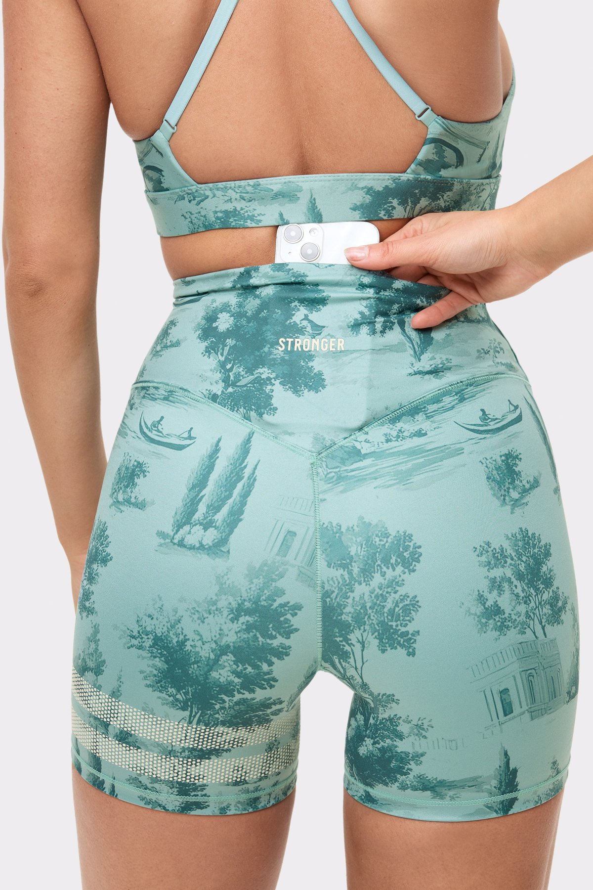 Rückansicht der Stronger The Printed One Shorts mit hellblauem Toile di Roma-Print, die die versteckte Tasche am Bund zeigt.