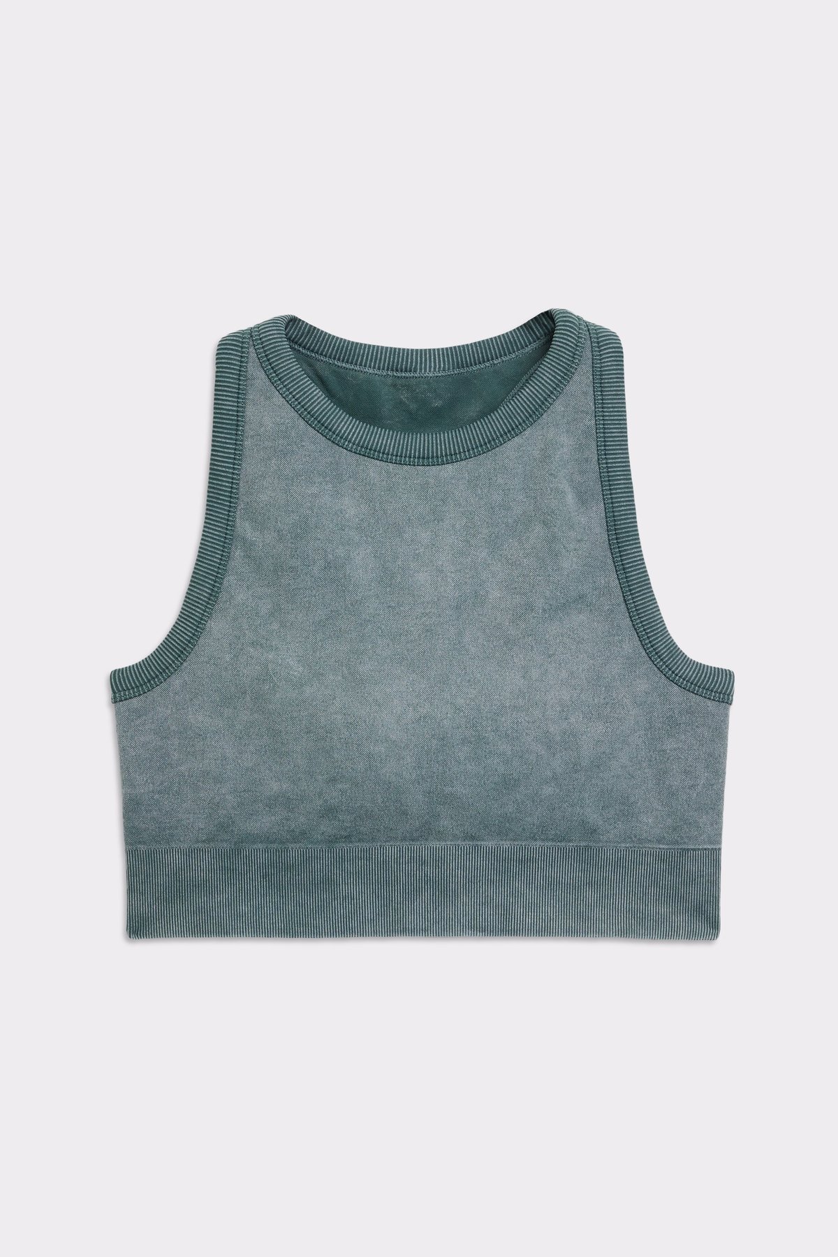 Studioaufnahme des Stronger Washed seamless high neck bra in Silver Pine, der den hohen Ausschnitt und den Washed-Look zeigt.
