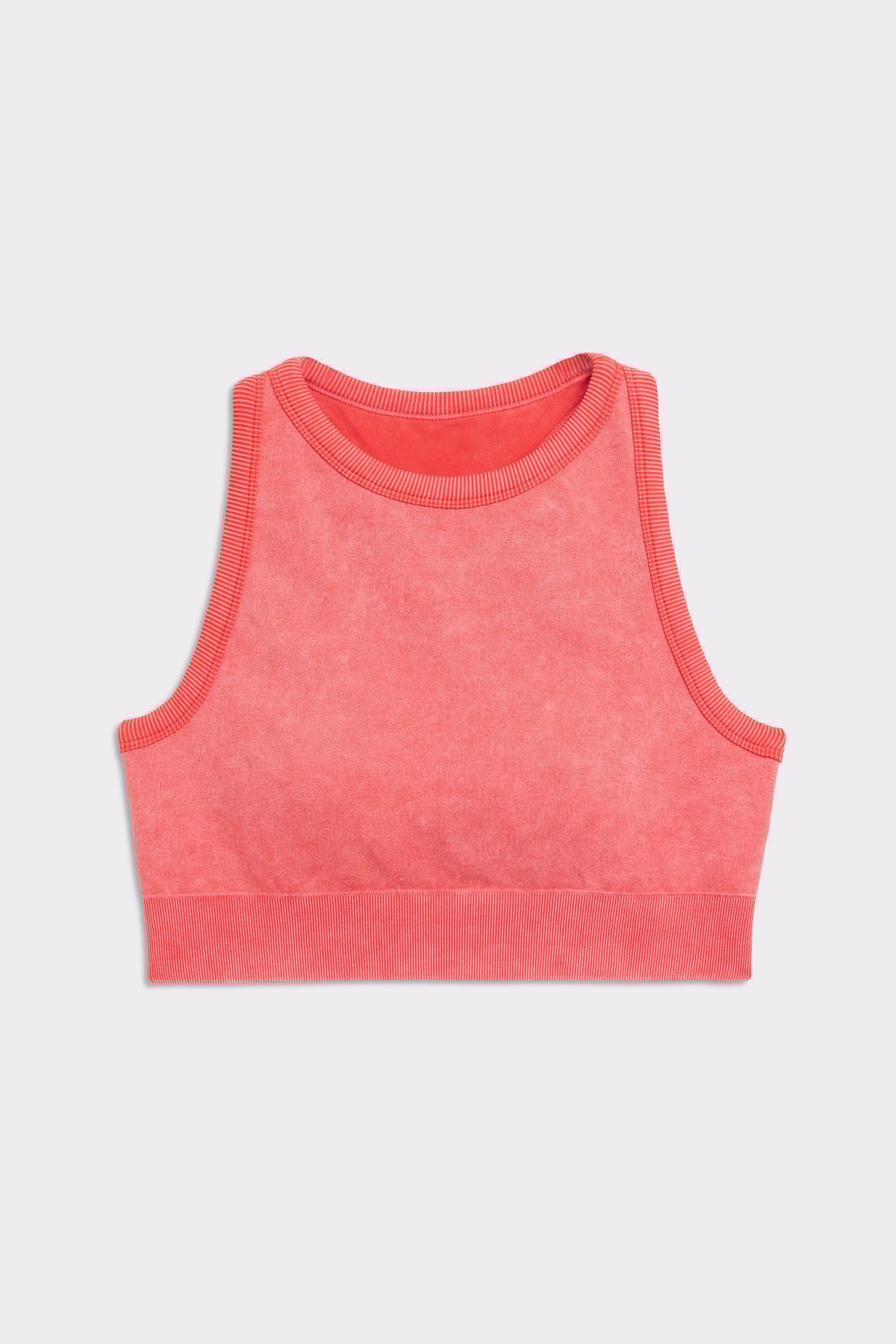 Nahaufnahme des Poppy Red Washed Seamless High Neck Bra von Stronger, die seinen Washed-Look und die Rippdetails hervorhebt.