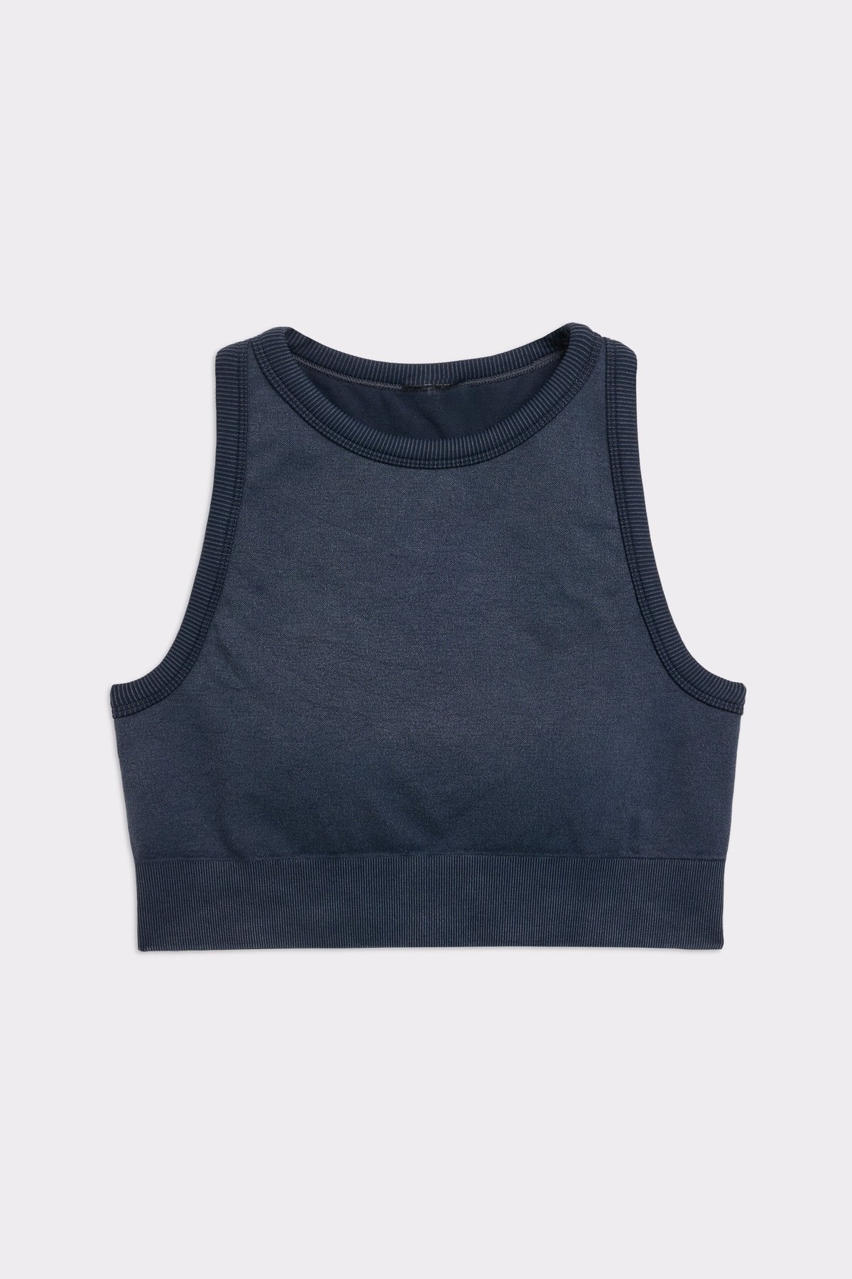 Studioaufnahme des Washed Seamless High Neck Bra in Schwarz von Stronger, mit verwaschenem Look und gerippten Details.