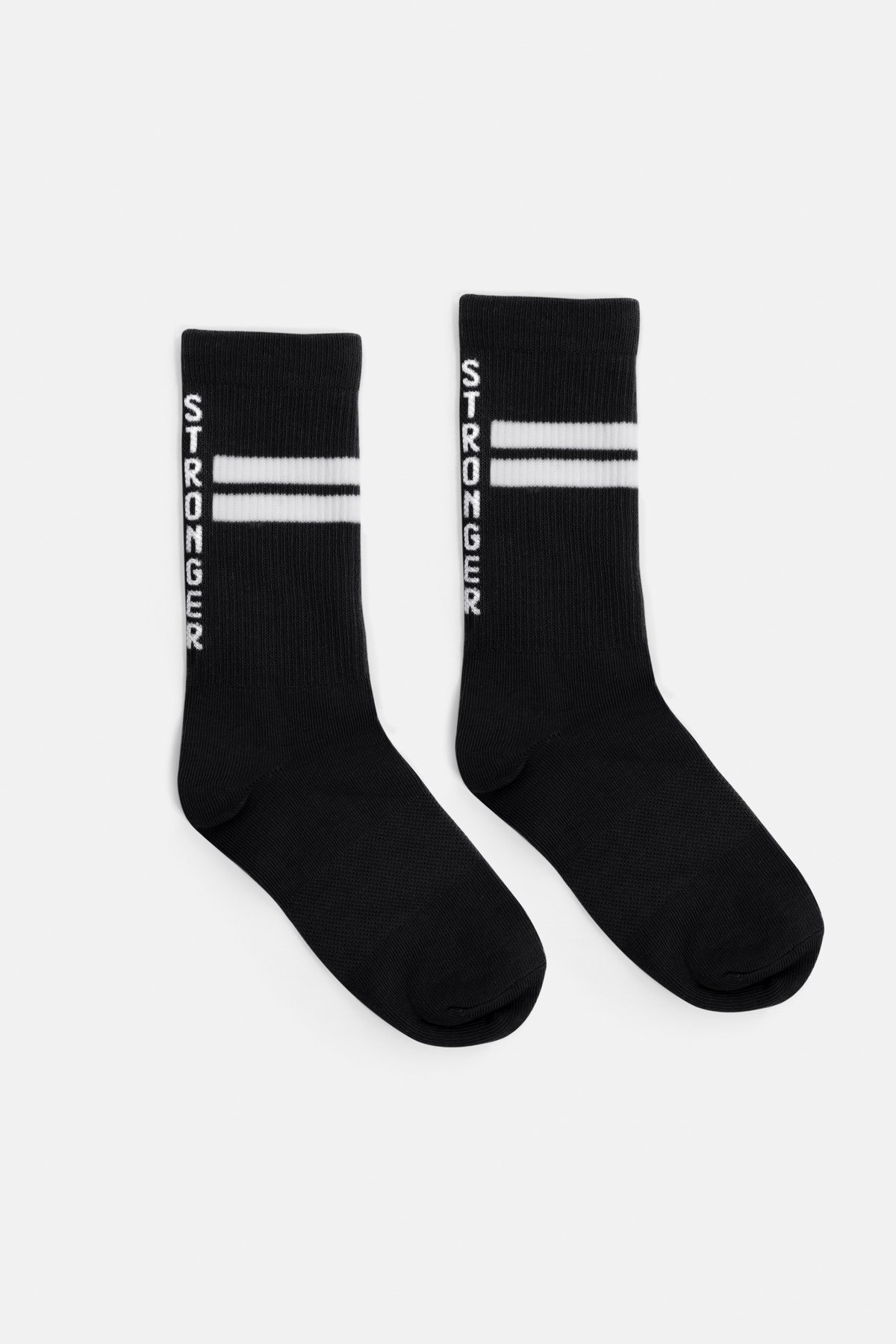 Schwarze Stride Socks von Stronger mit weißen Signature Lines und vertikalem Logotyp auf den gerippten Bündchen.
