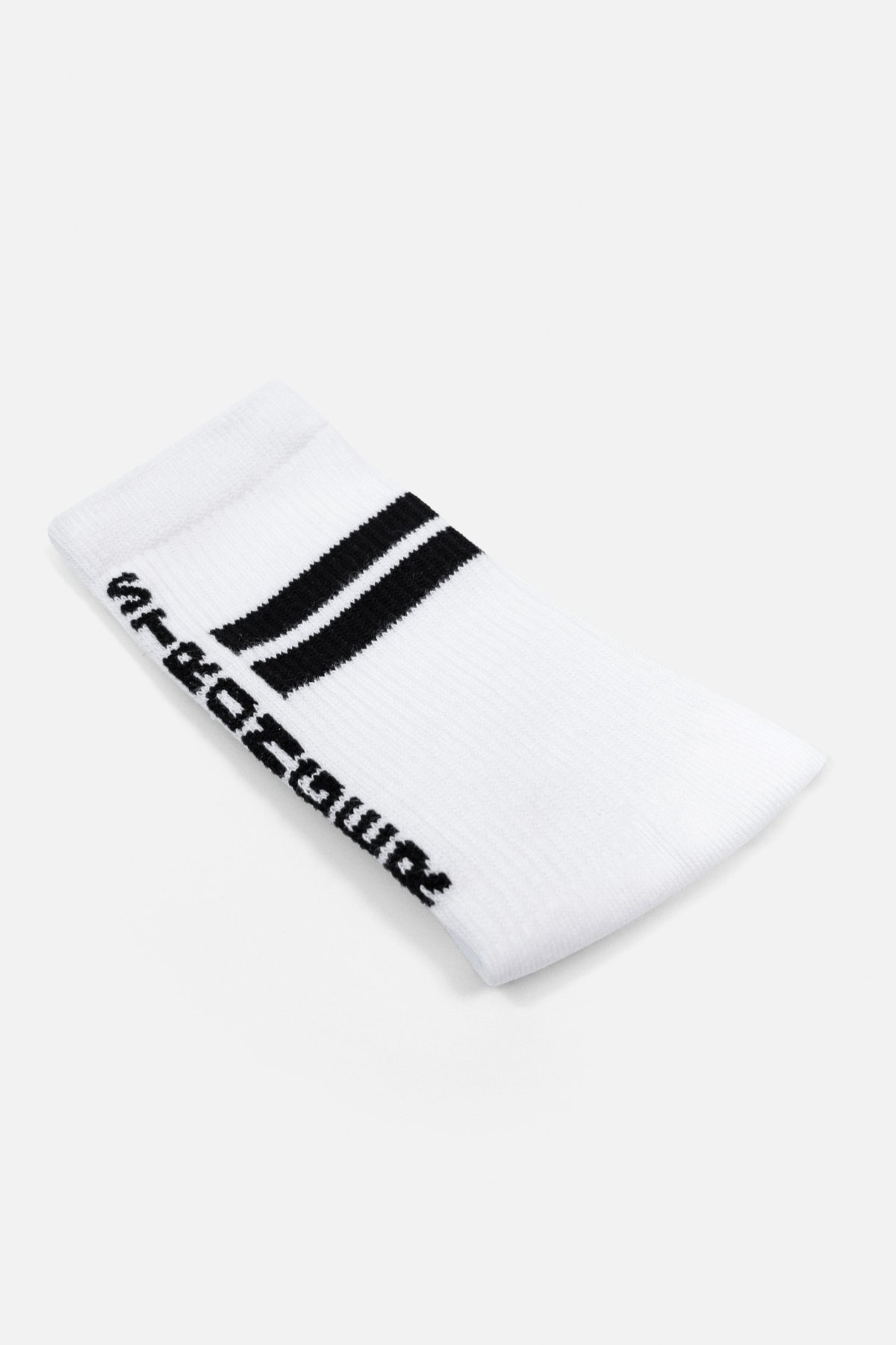 Weiße Stride Socks von Stronger mit schwarzen Signature Lines und Logotype auf atmungsaktivem Rippstoff.