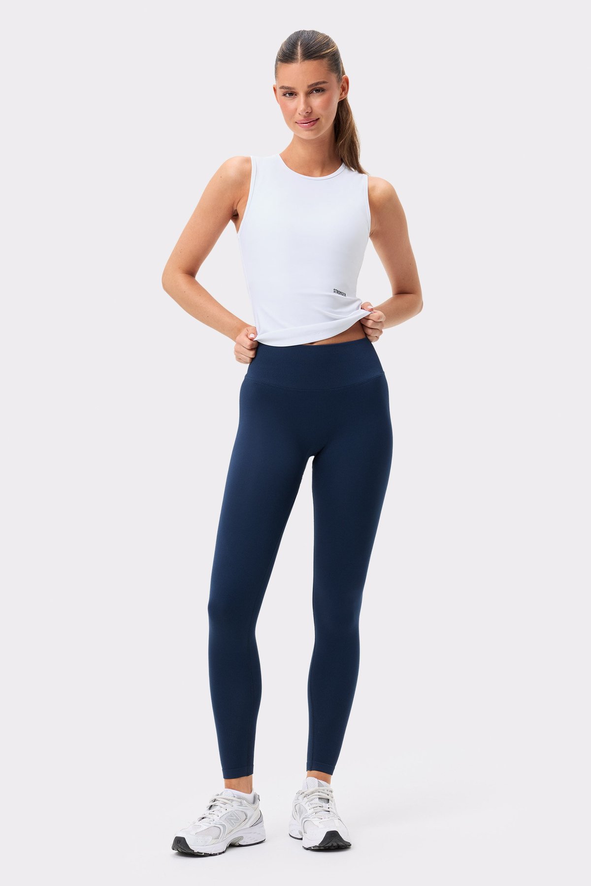 Strahlend weißes Stronger Signature Slim Tank Top in schmaler Passform mit kleinem Logodetail auf der Vorderseite.