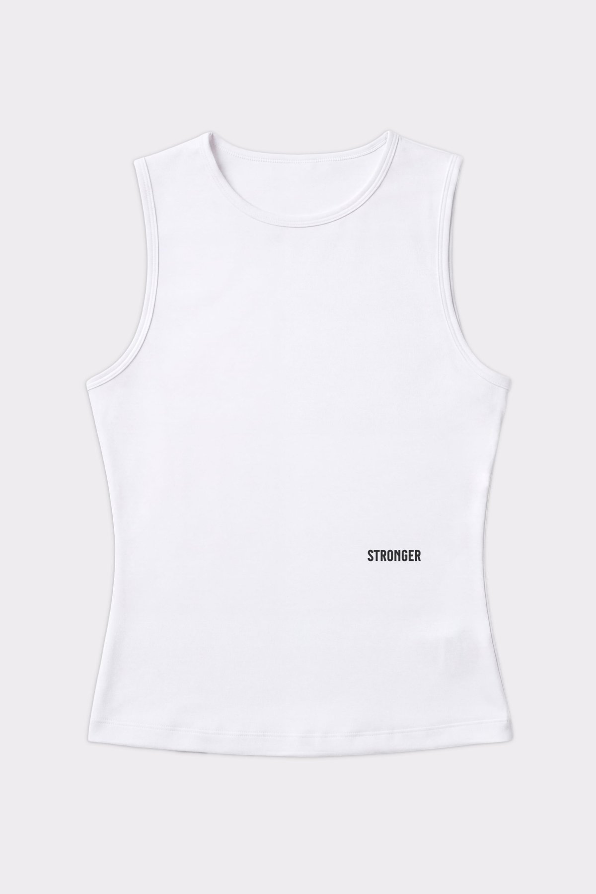 Strahlend weißes Signature Slim Tank Top von Stronger mit schmaler Passform und mattem Silikon-Logo auf der Vorderseite.