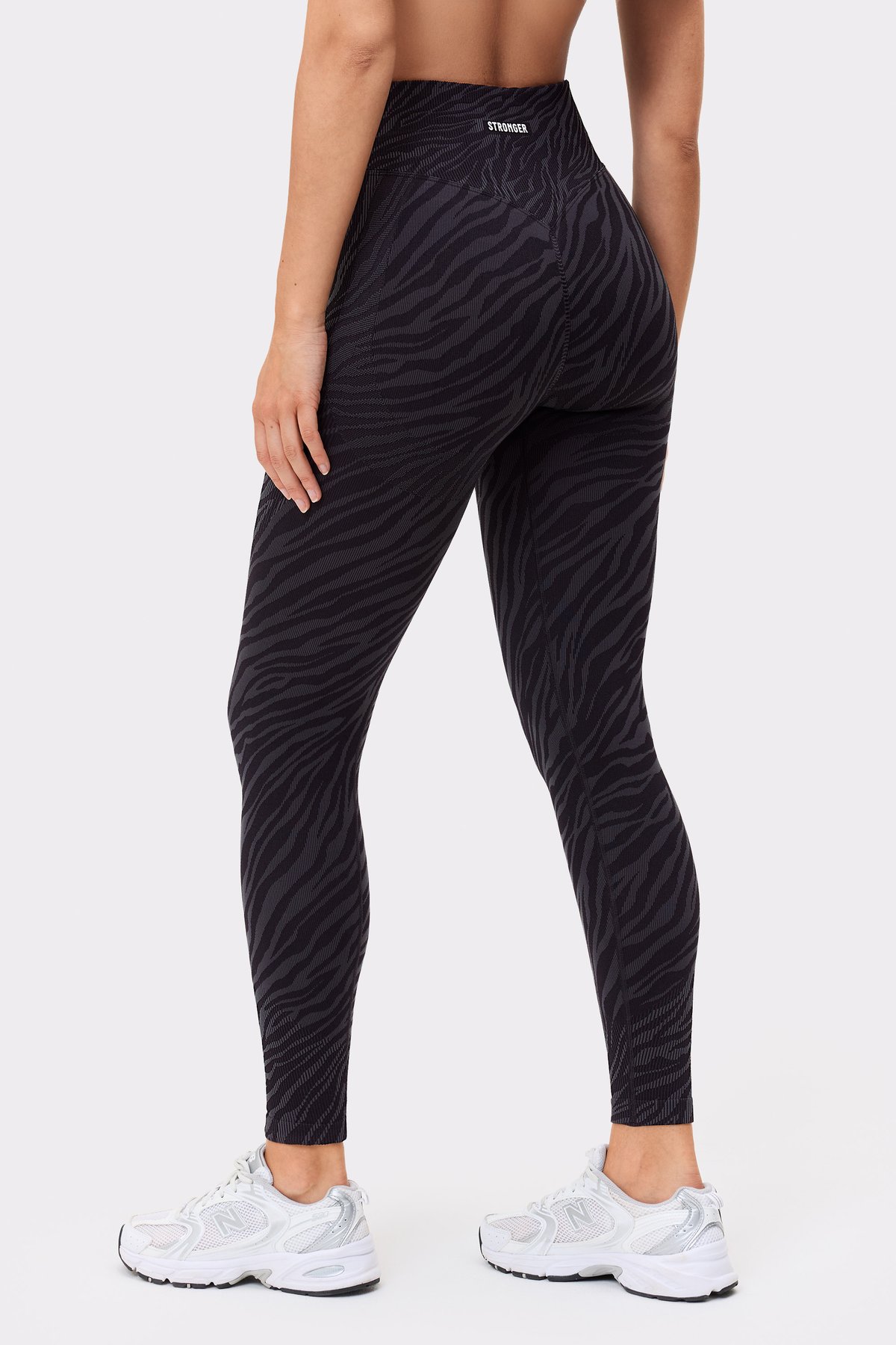 Rückansicht eines Models in Seamless Contour Jacquard Leggings mit schwarzem Zebra-Print von Stronger.