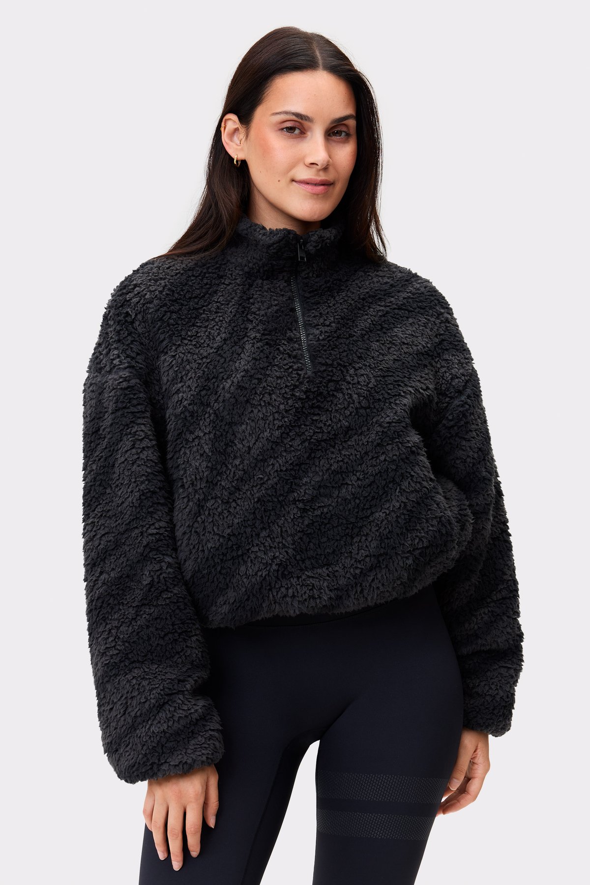Model trägt Black Zebra Pile Half Zip Jacket von Stronger mit Fleece, hohem Kragen und Frontreißverschluss.