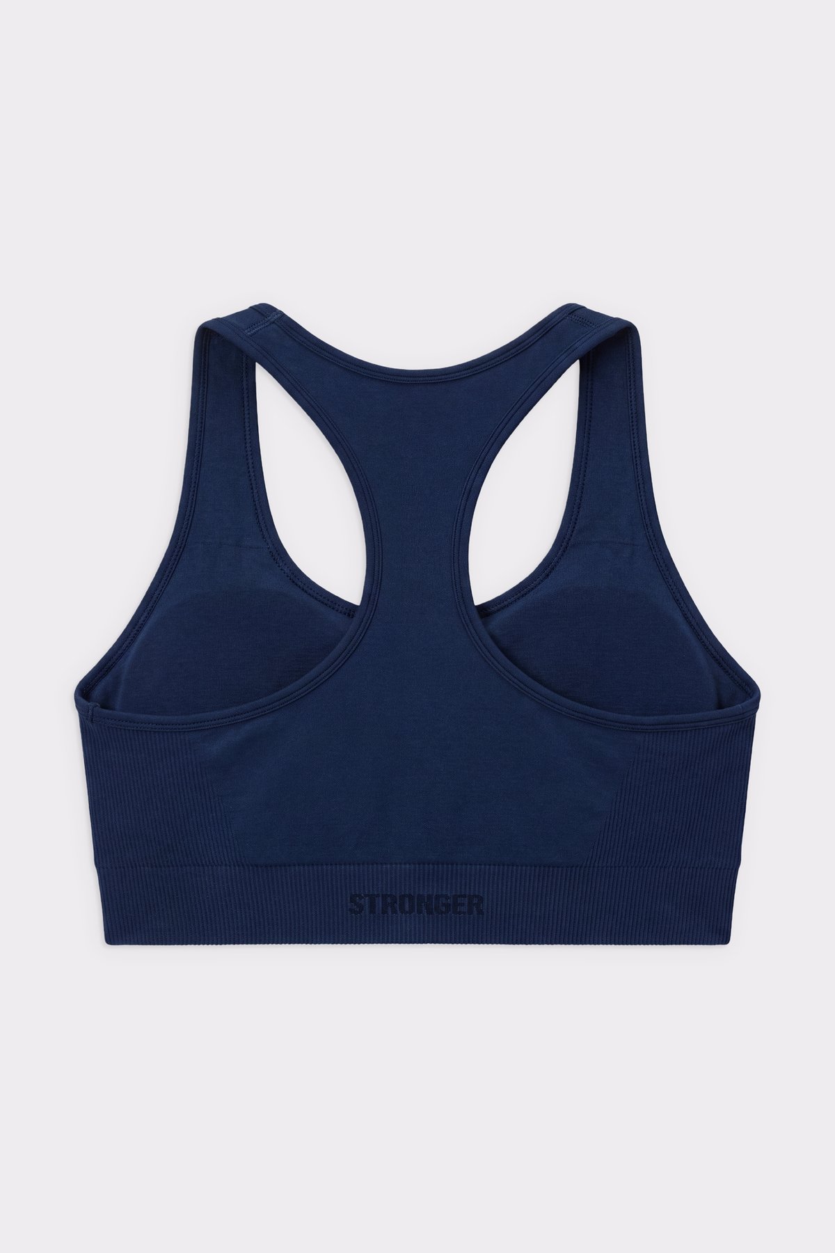 Rückansicht des dunkelblauen Seamless Contour Sports Bra von Stronger mit überkreuzten Trägern und gestricktem Logo am Bund.