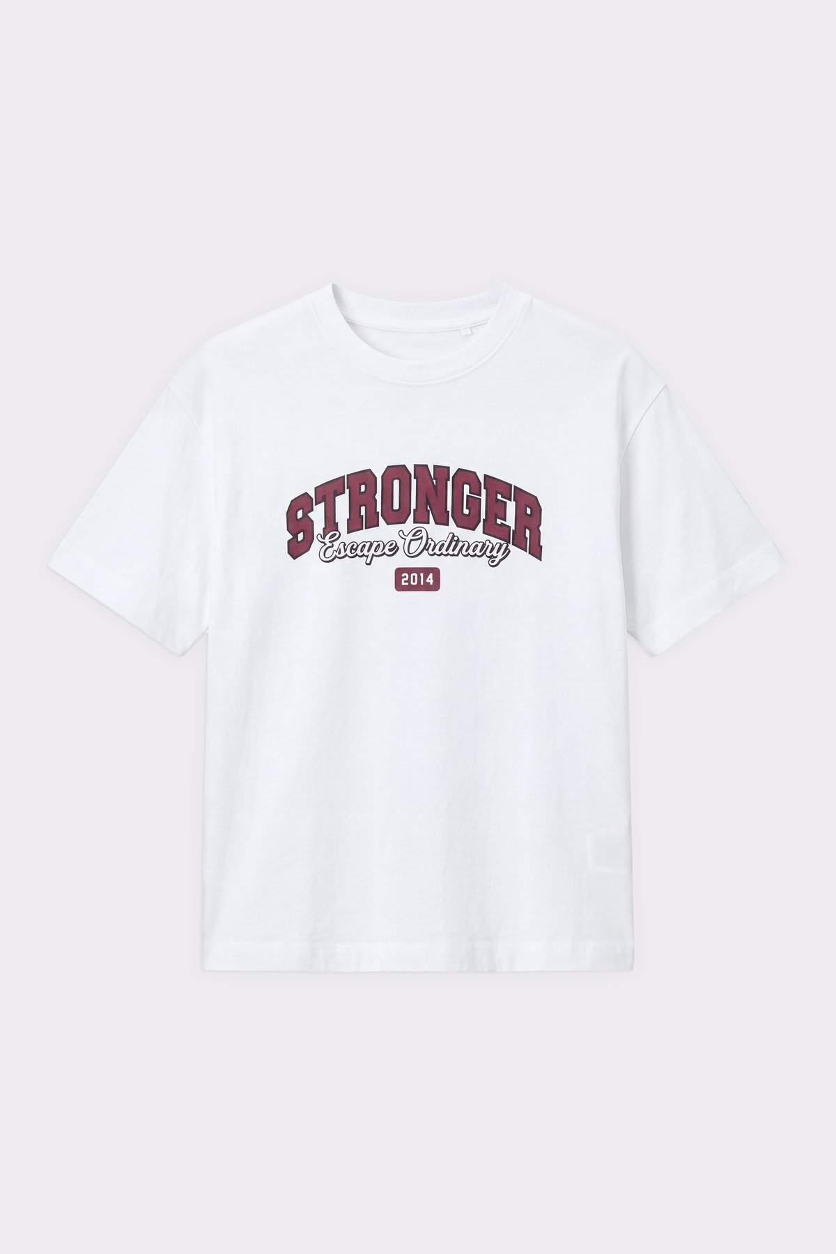 Helles weißes Essential T-Shirt von Stronger mit normaler Passform und auffälligem Grafikprint mittig auf der Vorderseite.
