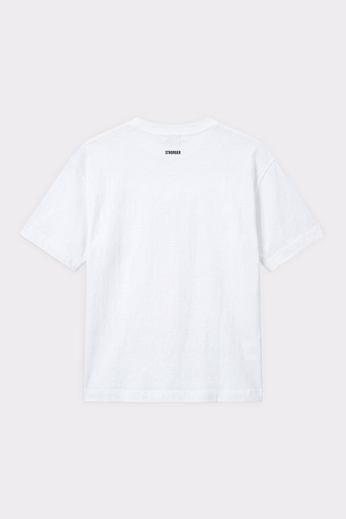 Rückansicht des weißen Essential T-shirts von Stronger mit normaler Passform aus bequemer Bio-Baumwolle.