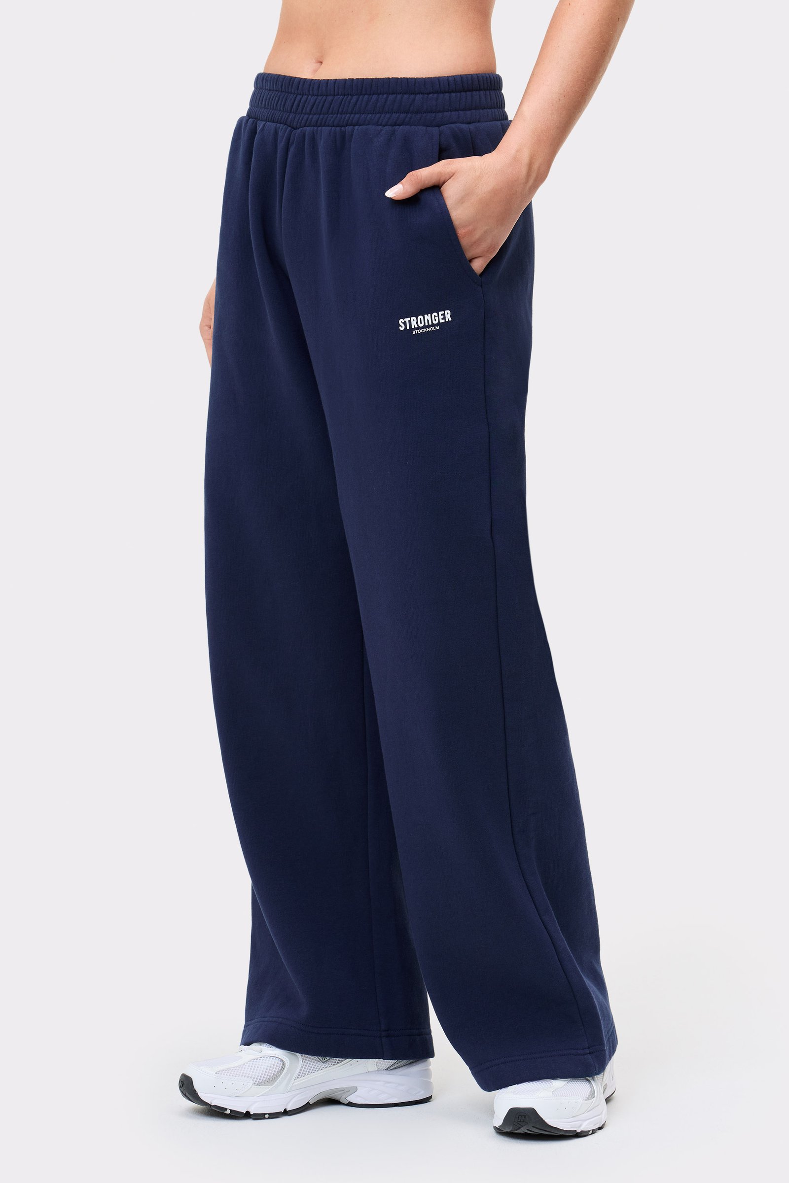 Dunkelblaue Stronger Relaxed Wide Sweatpants mit hohem Bund, geradem Bein und gesticktem Logo auf dem rechten Bein.