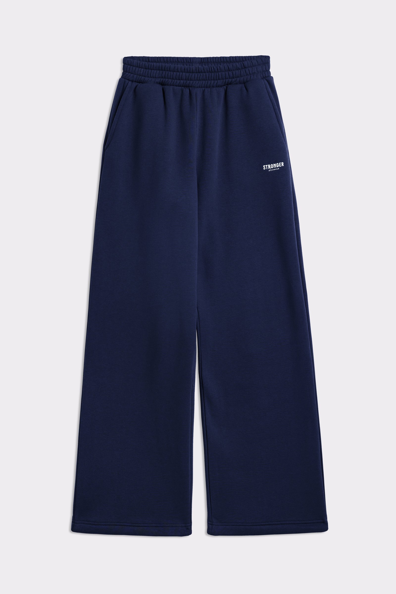 Ganzansicht der dunkelblauen Relaxed Wide Sweatpants von Stronger mit einem weiten Beindesign und elastischem Bund.