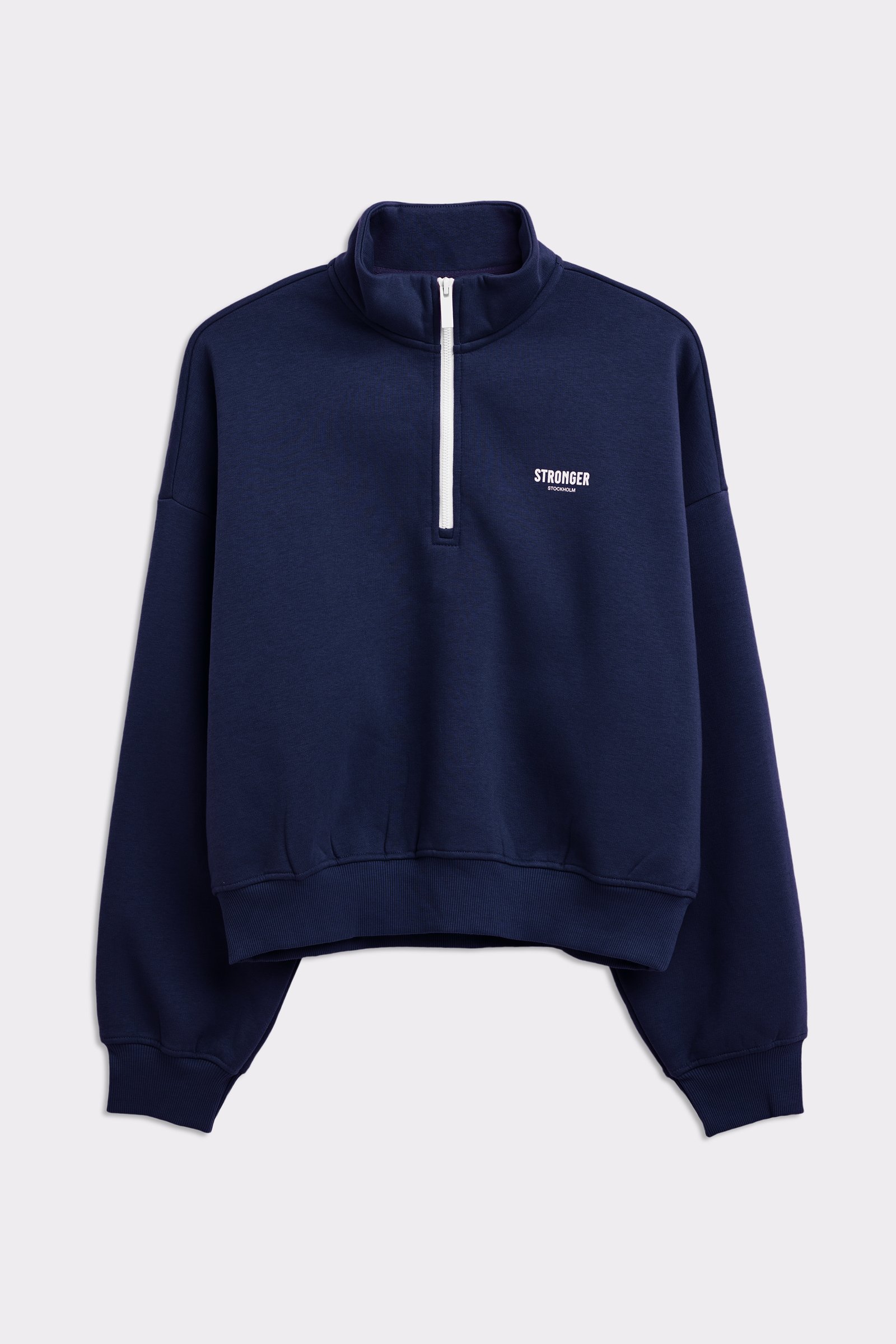 Dunkelblaues Half Zip Sweatshirt von Stronger mit verkürzter, lockerer Passform und weißem Logo auf der Brust.