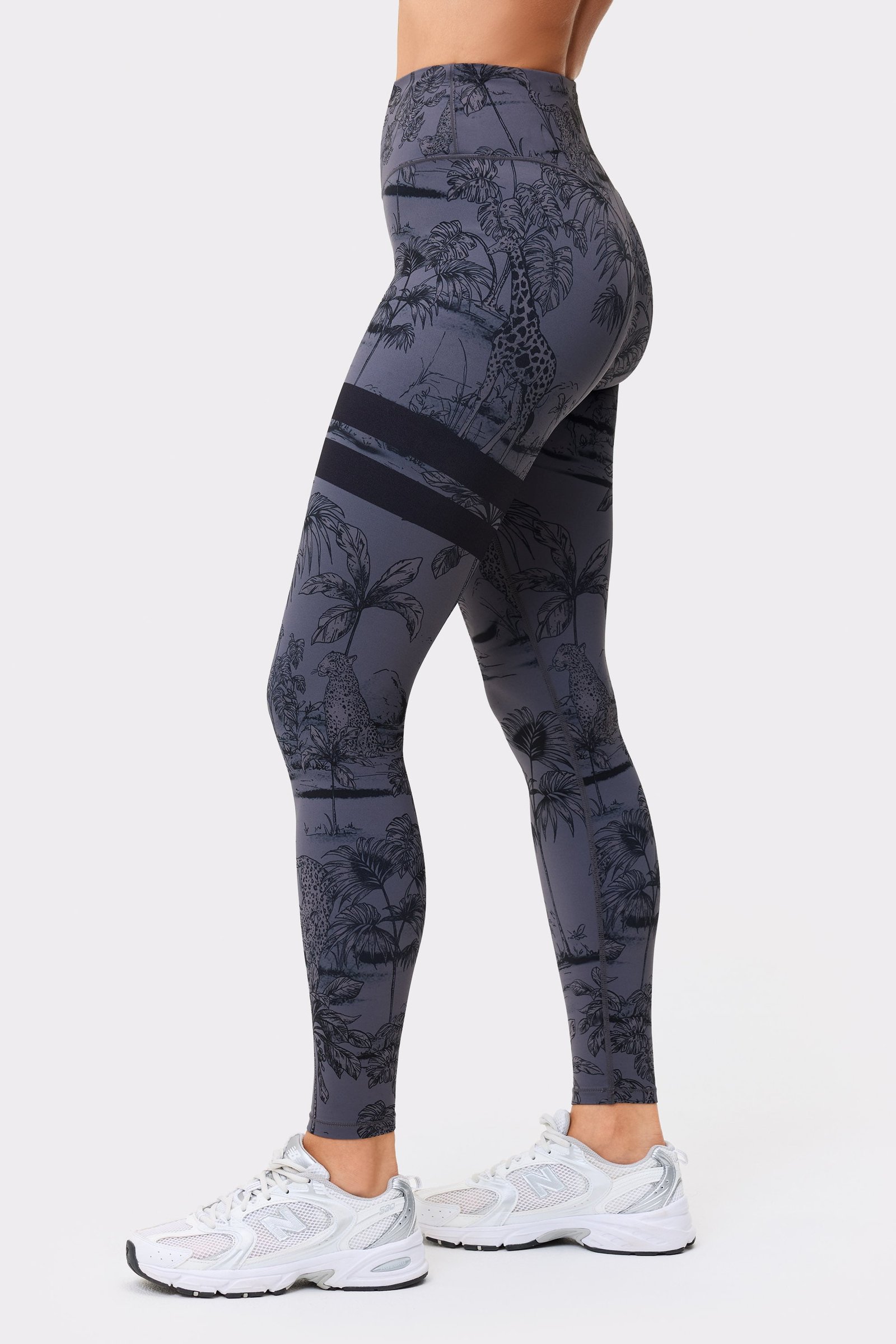 Seitenansicht der The Signature One Leggings mit Dark Toile Print von Stronger in Dunkelgrau mit Streifen.