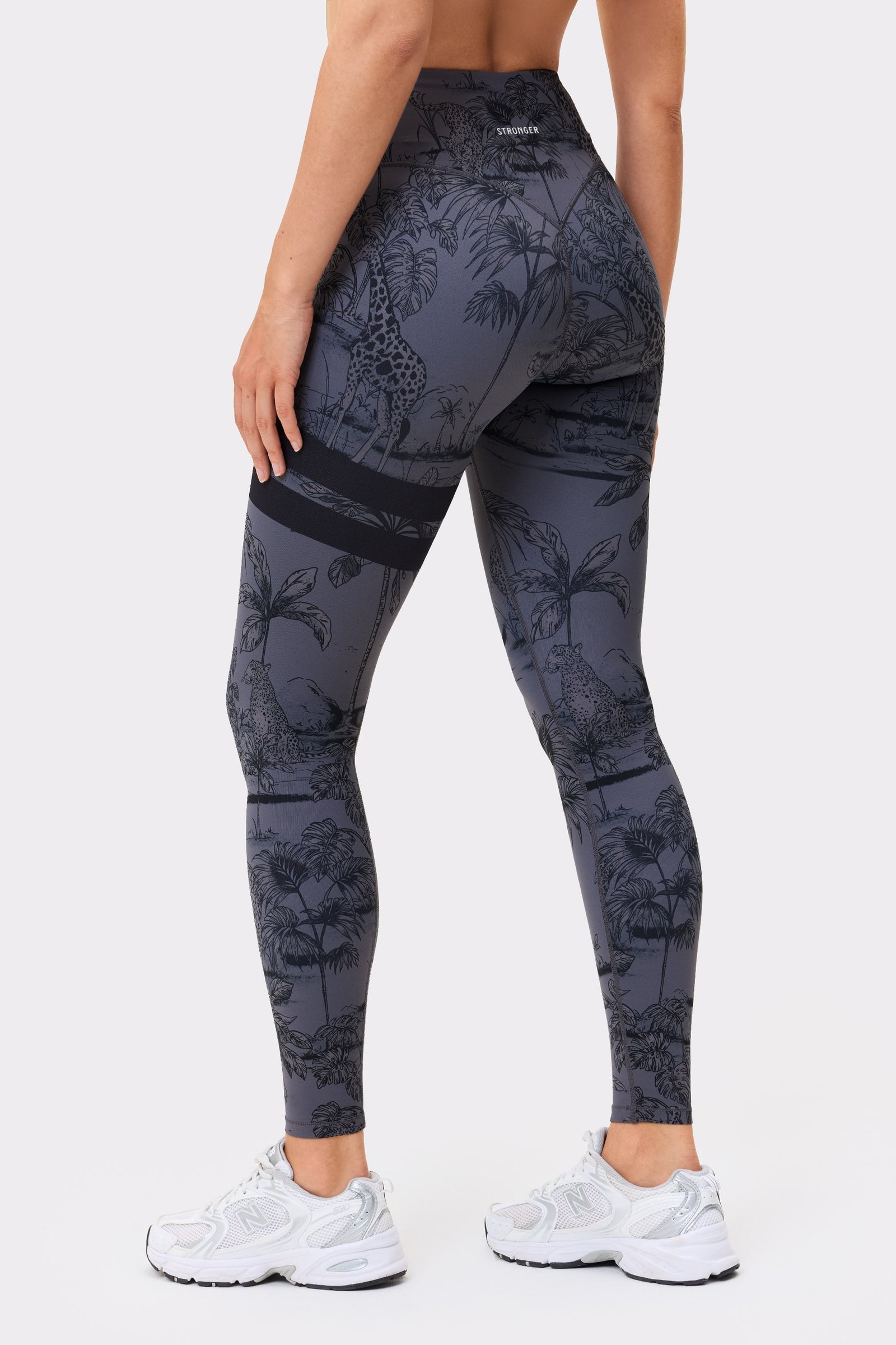 Rückansicht der The Signature One Leggings in Dunkelgrau mit Dark Toile-Print von Stronger, mit charakteristischen Streifen.