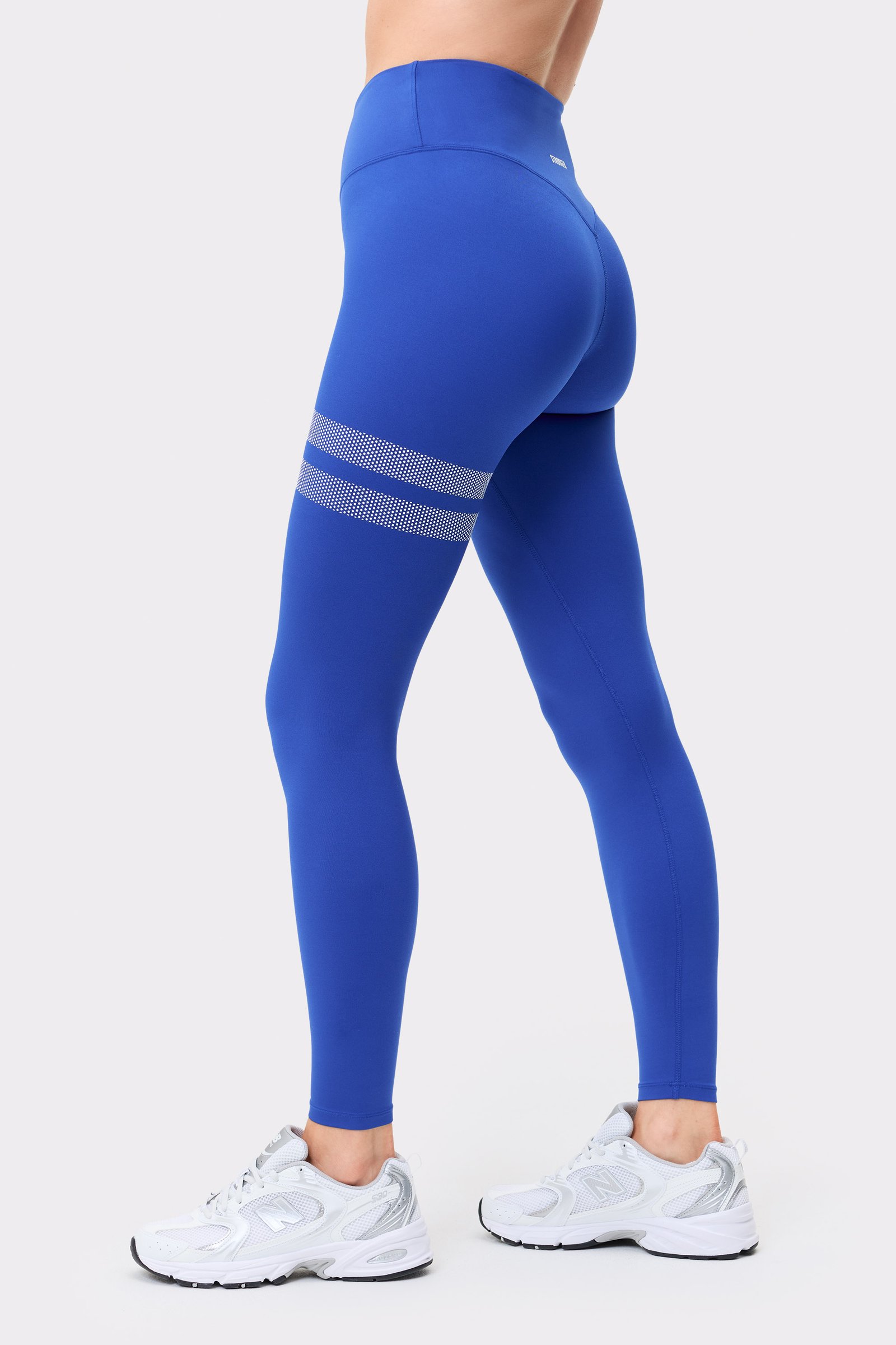 Ansicht der blauen The Signature One Leggings von Stronger von hinten mit charakteristischen Streifen am Bein.