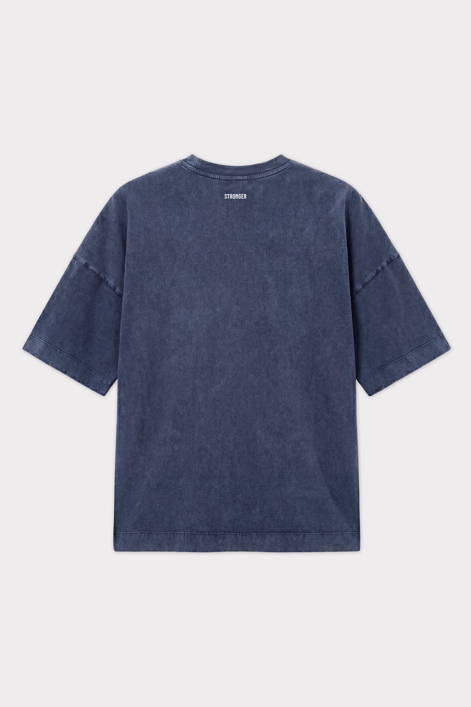Achterkant van het Navy Blazer Oversized Crew T-shirt van Stronger met een gewassen look en verlaagde schouders.