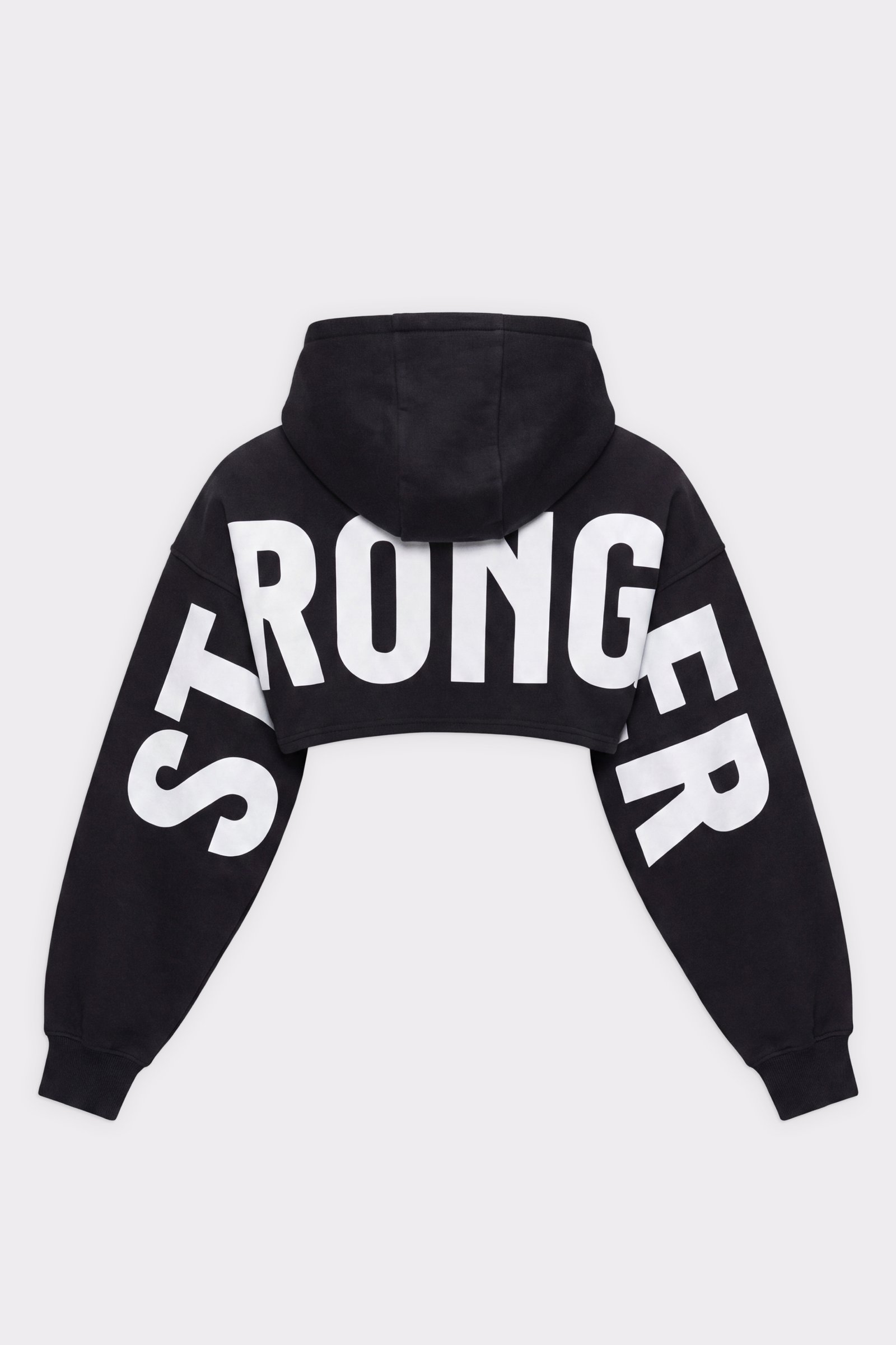 Rückansicht des schwarzen Cropped Hoodie von Stronger mit auffälligem weißem Schriftzug an den Ärmeln und Oversized-Passform.