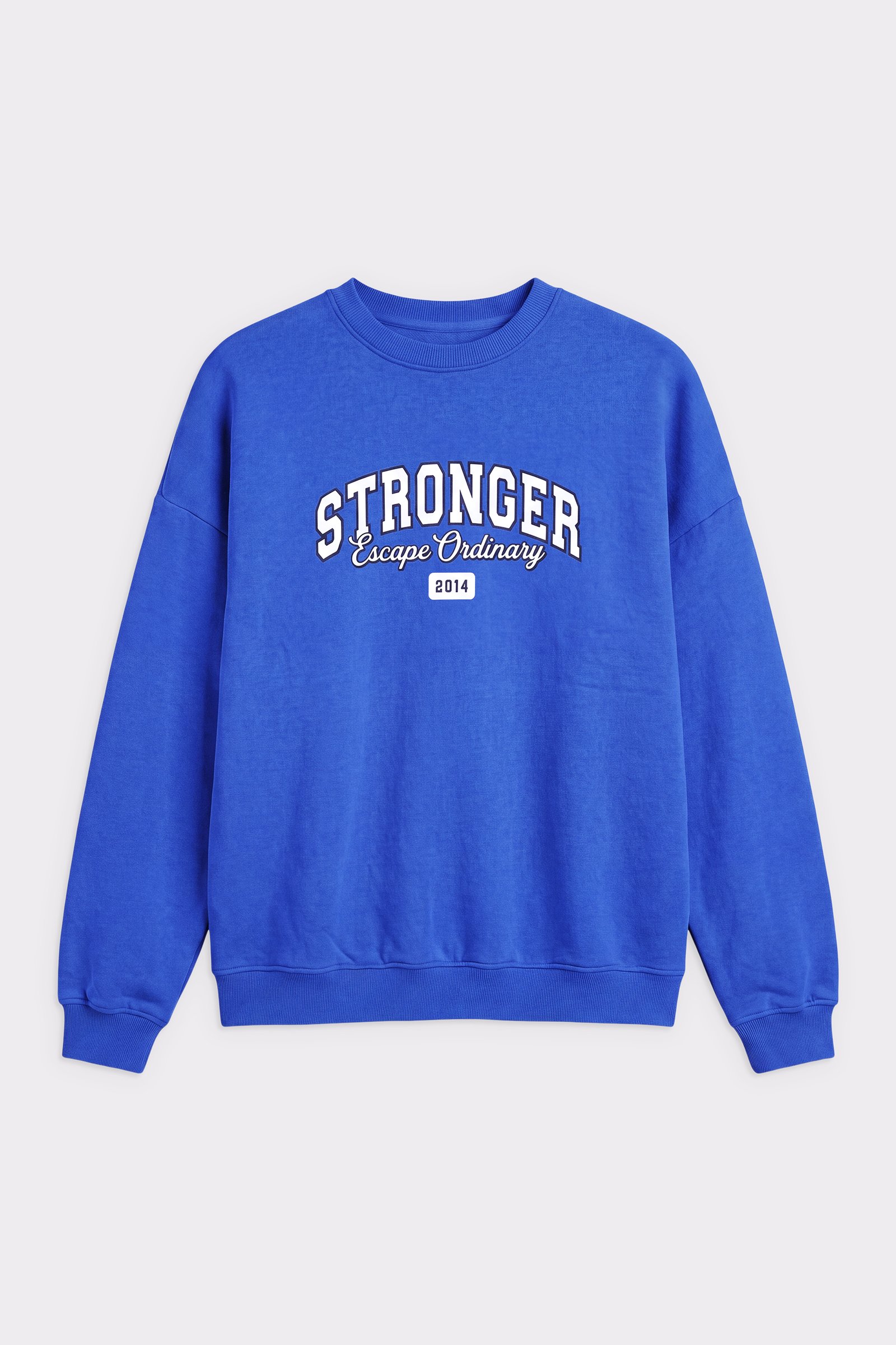 Blaues Comfy Sweatshirt von Stronger mit Oversized-Passform, klassischem Rundhalsausschnitt und College-Grafik vorne.