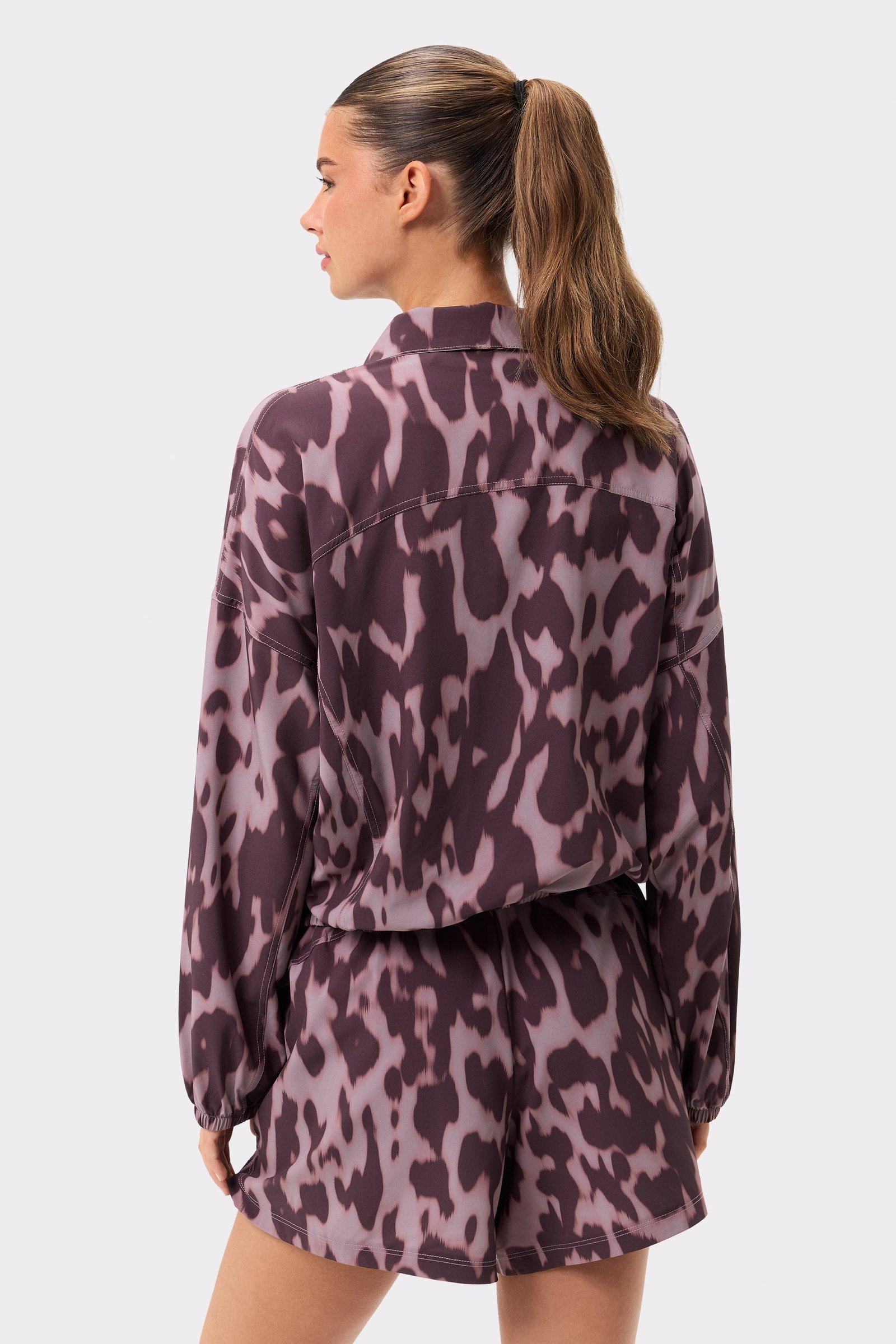 Achteraanzicht van de Stronger Breezy Woven Jacket in Leo Rush-print met een vervaagde roze luipaardprint.