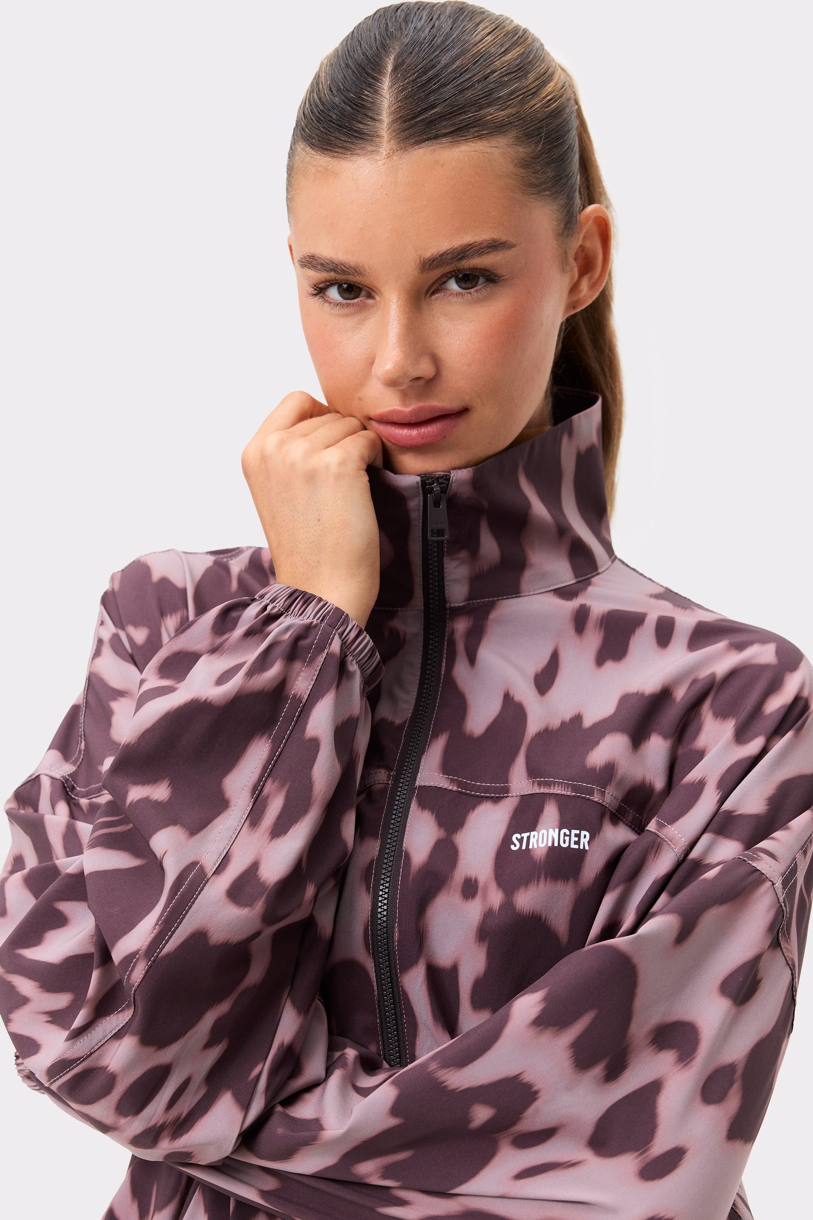 Stronger Breezy Woven Jacket in Leo Rush-print, een mauve jasje met luipaardprint, hoge kraag en logodetail.