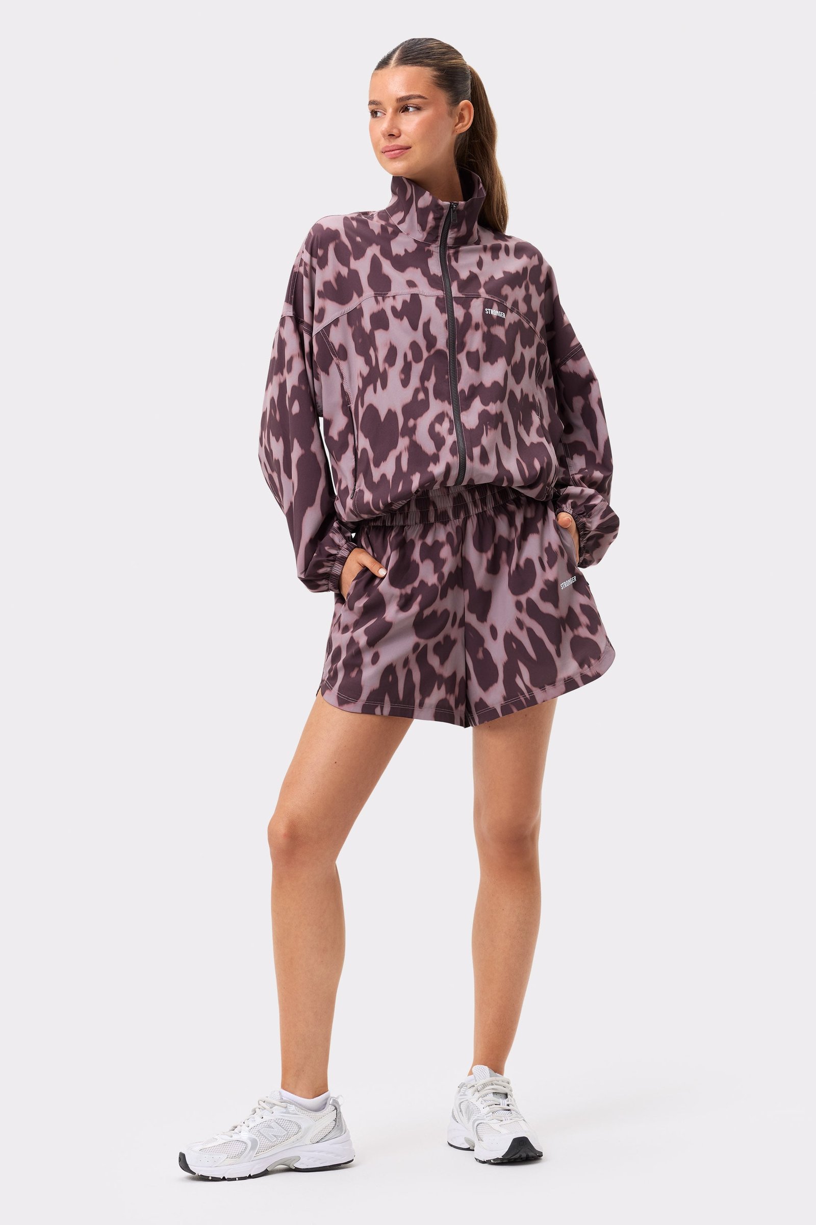 Stronger Breezy Woven Jacket in Leo Rush-print met paarse luipaardprint en een losse pasvorm, met bijpassende shorts.