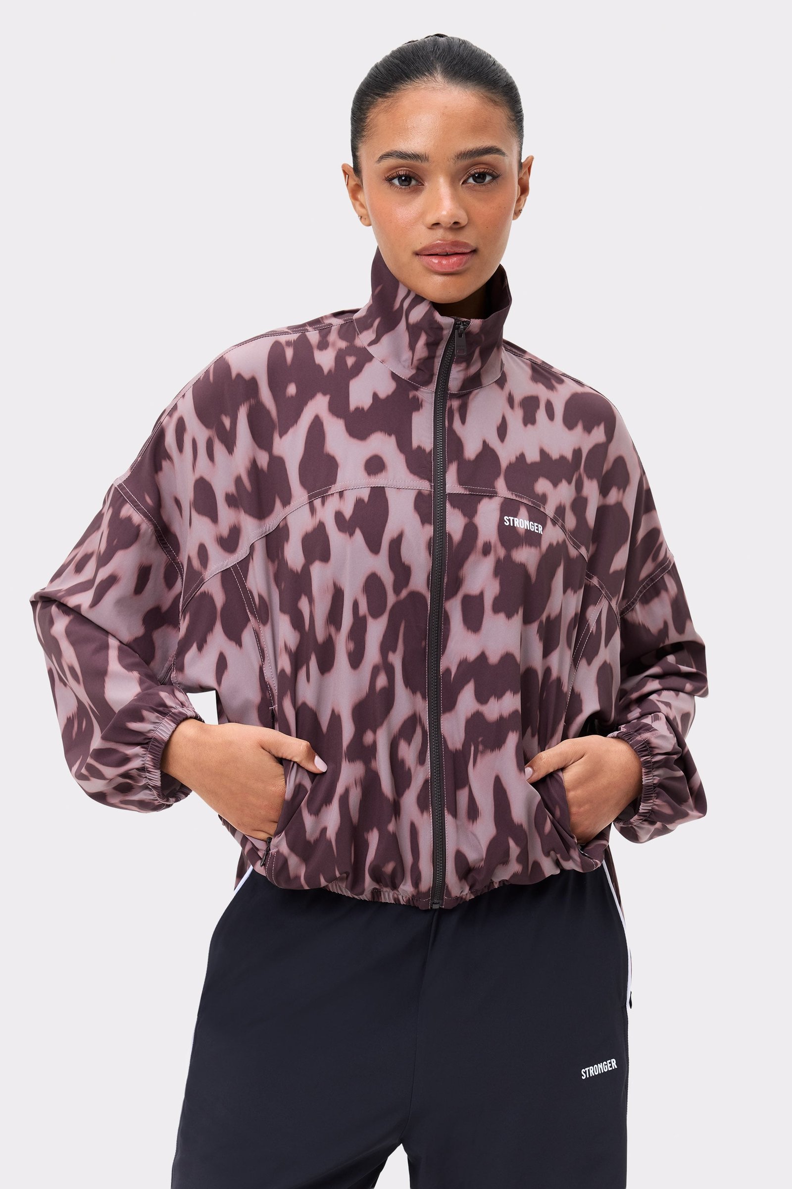 Stronger Breezy Woven Jacket in Leo Rush-print met een hoge hals, voorzakken en een functionele losse pasvorm.
