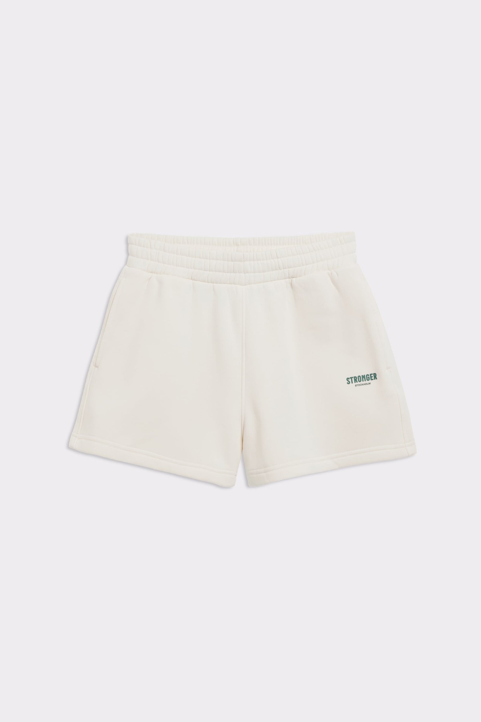 Vorderansicht der Stronger Comfy Sweatshorts in Whisper White zeigt den elastischen hohen Bund und das kleine grüne Logo.