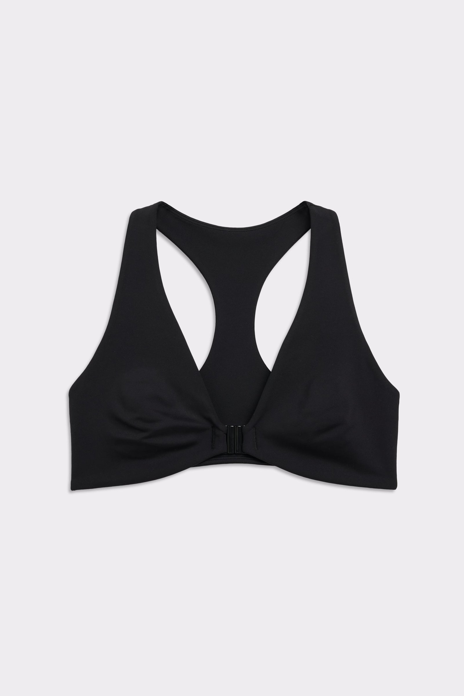 Vooraanzicht van de zwarte Front Closure Sports Bra van Stronger, voor makkelijk aan- en uittrekken met veilige gesp.