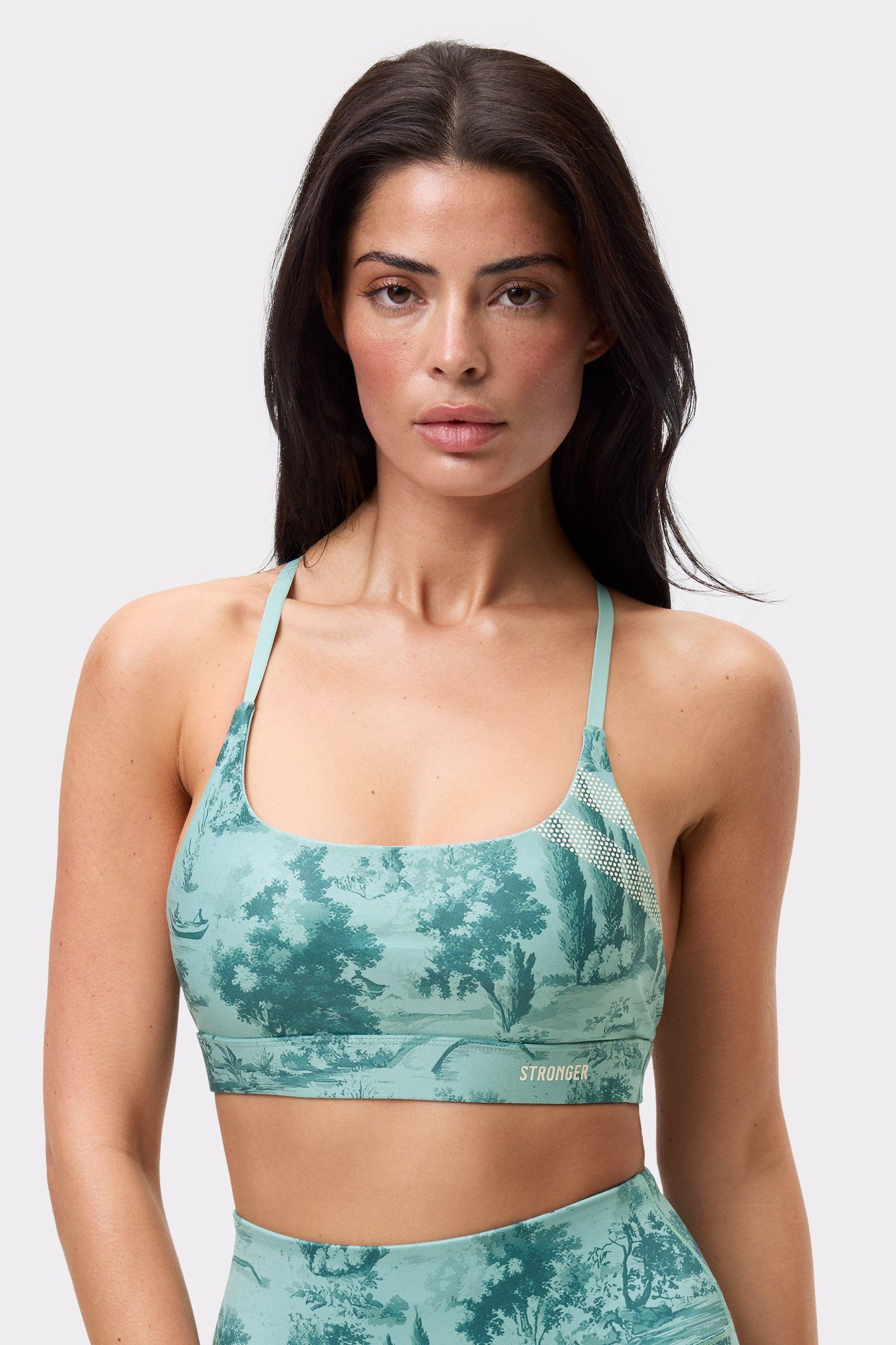 Nahaufnahme eines Models, das den hellblauen Stronger Signature Printed Strap Sports Bra im Toile di Roma-Print trägt.