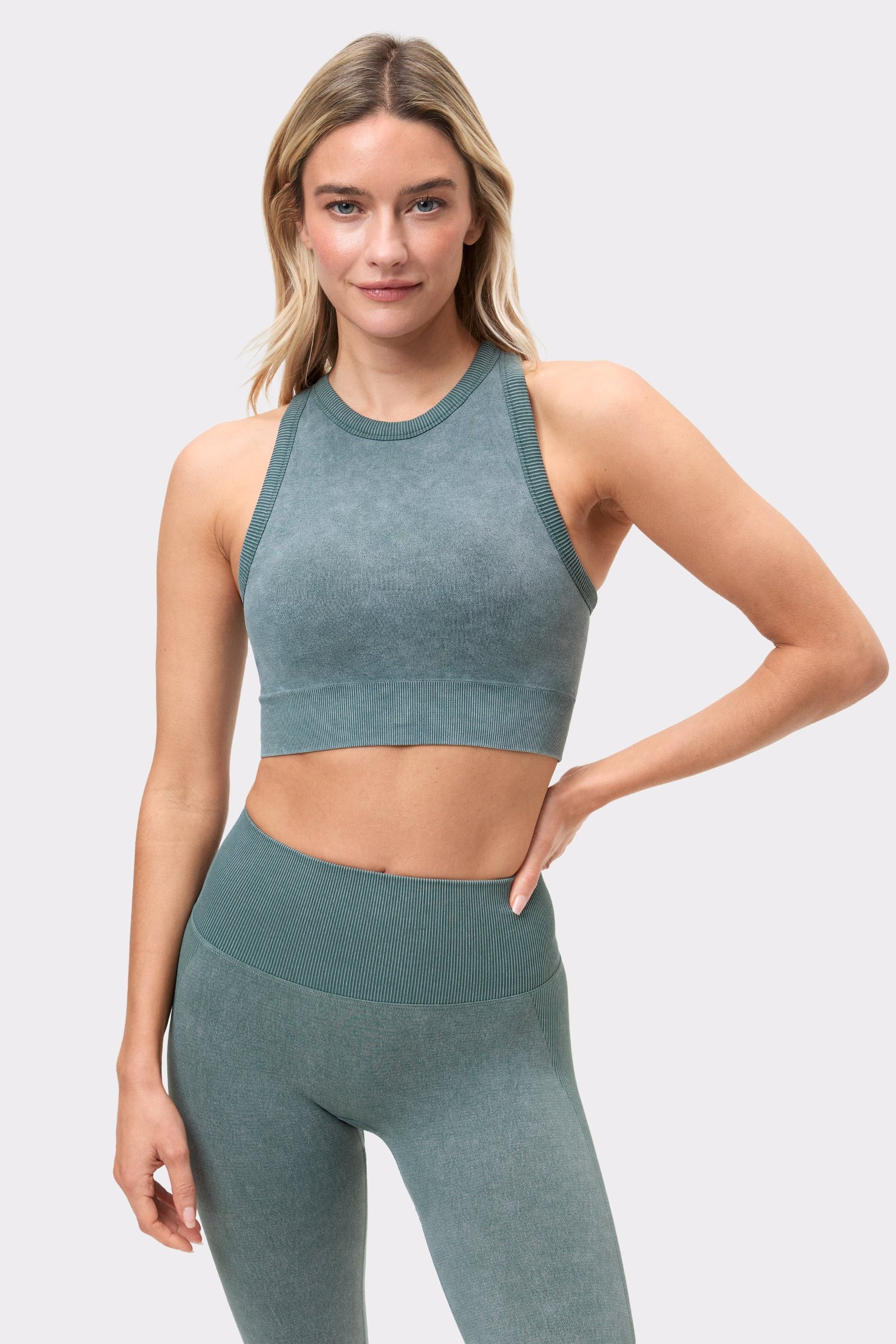 Nahaufnahme des Washed seamless high neck bra von Stronger in Silver Pine mit seinem charakteristischen Washed-out-Look.
