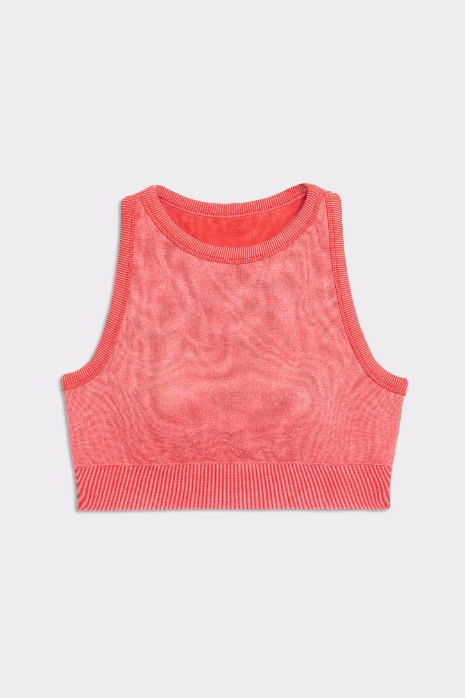 Nahaufnahme des Poppy Red Washed Seamless High Neck Bra von Stronger, die seinen Washed-Look und die Rippdetails hervorhebt.