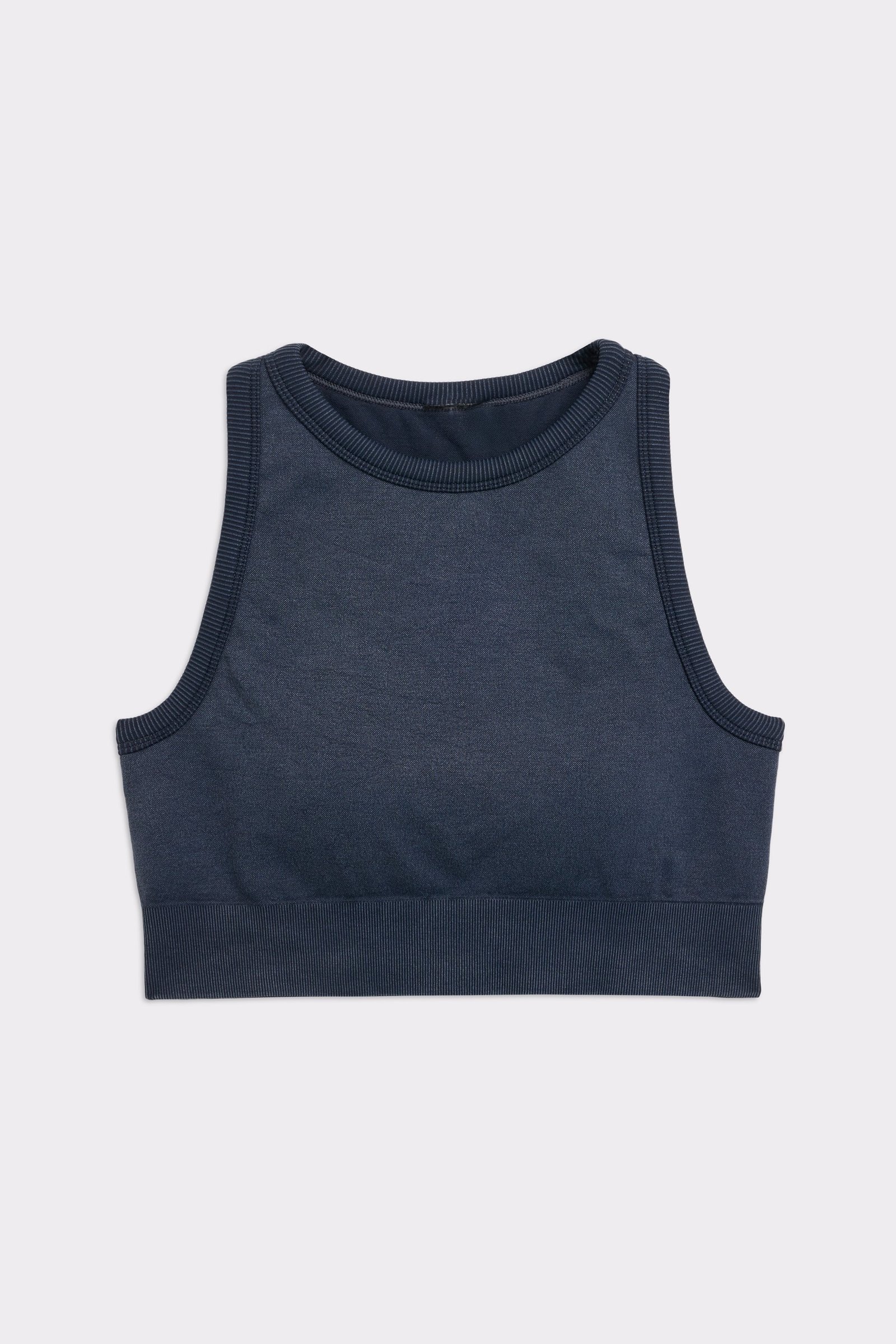 Studioaufnahme des Washed Seamless High Neck Bra in Schwarz von Stronger, mit verwaschenem Look und gerippten Details.