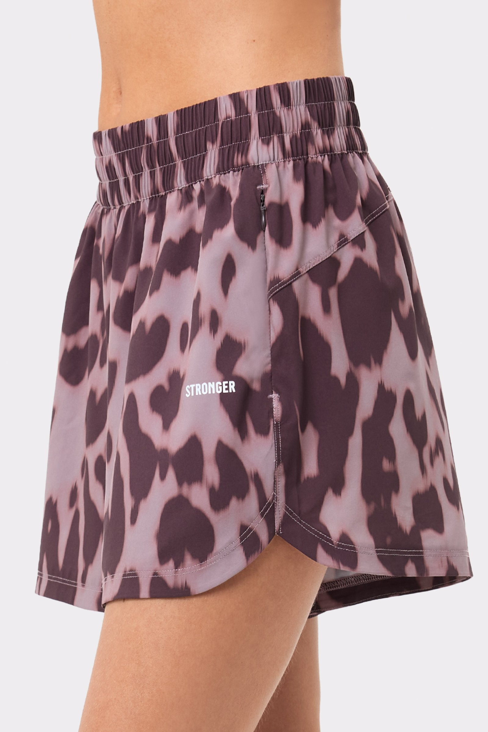 Breezy Woven Shorts in Leo Rush luipaardprint met ritszak aan de zijkant, hoge taille en wit Stronger-logo.