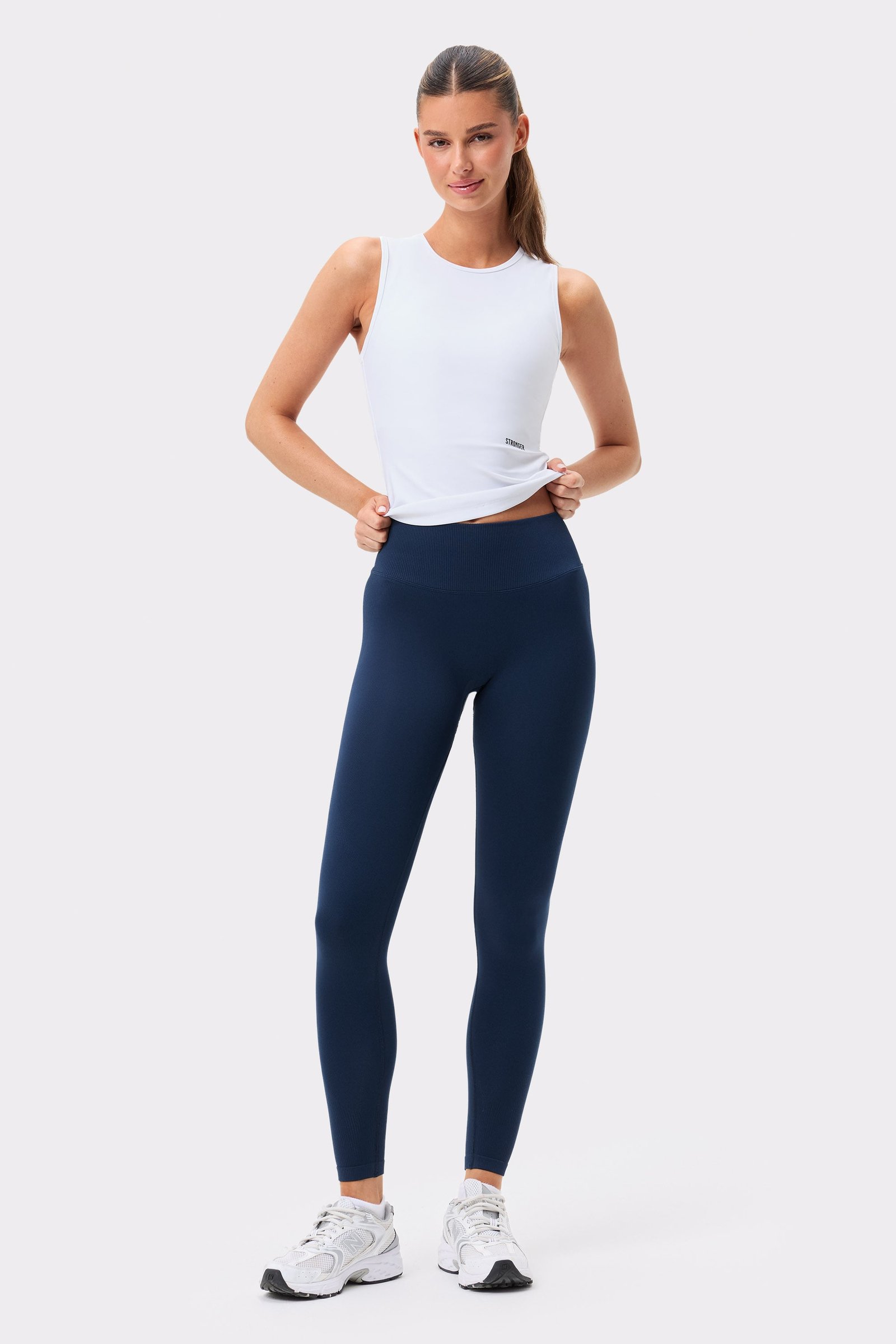 Strahlend weißes Stronger Signature Slim Tank Top in schmaler Passform mit kleinem Logodetail auf der Vorderseite.