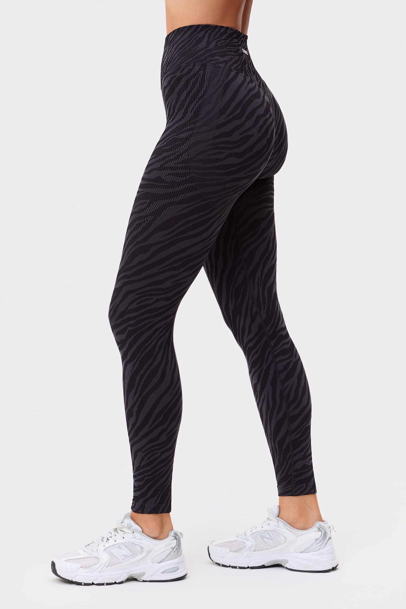 Stronger Seamless Contour Jacquard Leggings in Black Zebra mit hoher Taille und Seitenprofil.