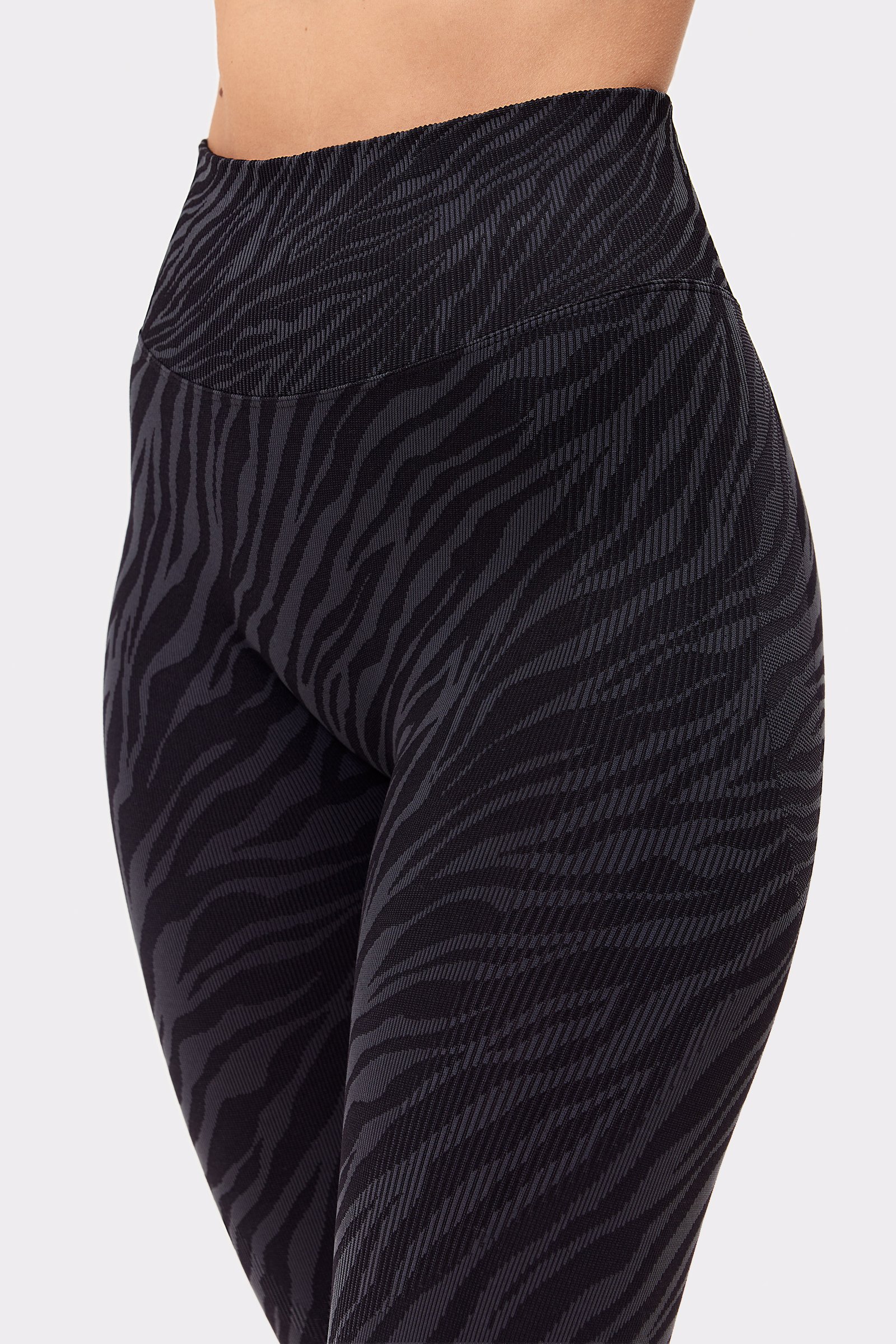Stronger Seamless Contour Jacquard Leggings in Black Zebra, die den hohen Bund und das strukturierte Muster zeigen.