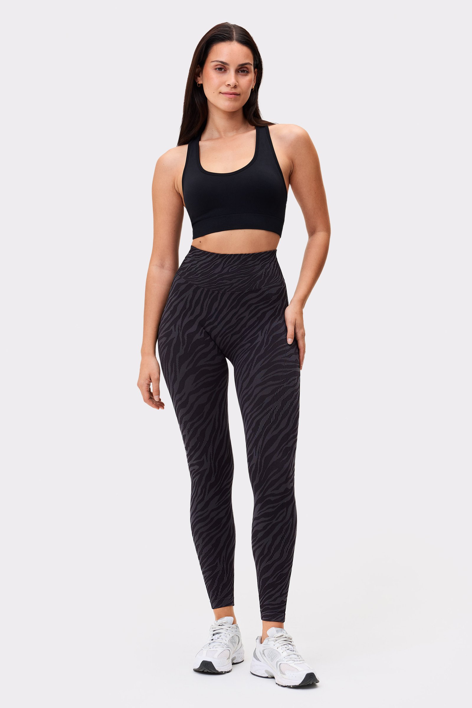 Model in den Seamless Contour Jacquard Leggings mit hoher Taille und Black Zebra-Muster von Stronger.
