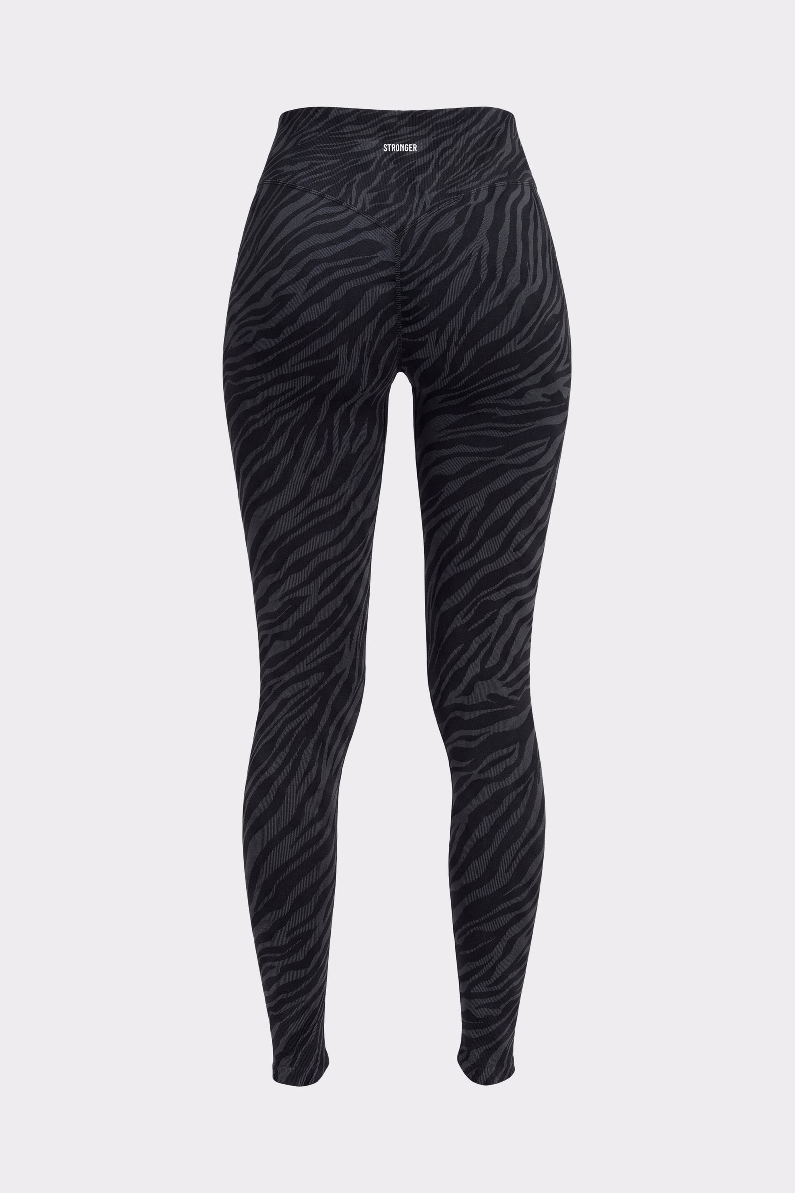 Rückansicht der Stronger Seamless Contour Jacquard Leggings mit schwarzem Zebraprint, die die hohe Taille zeigt.