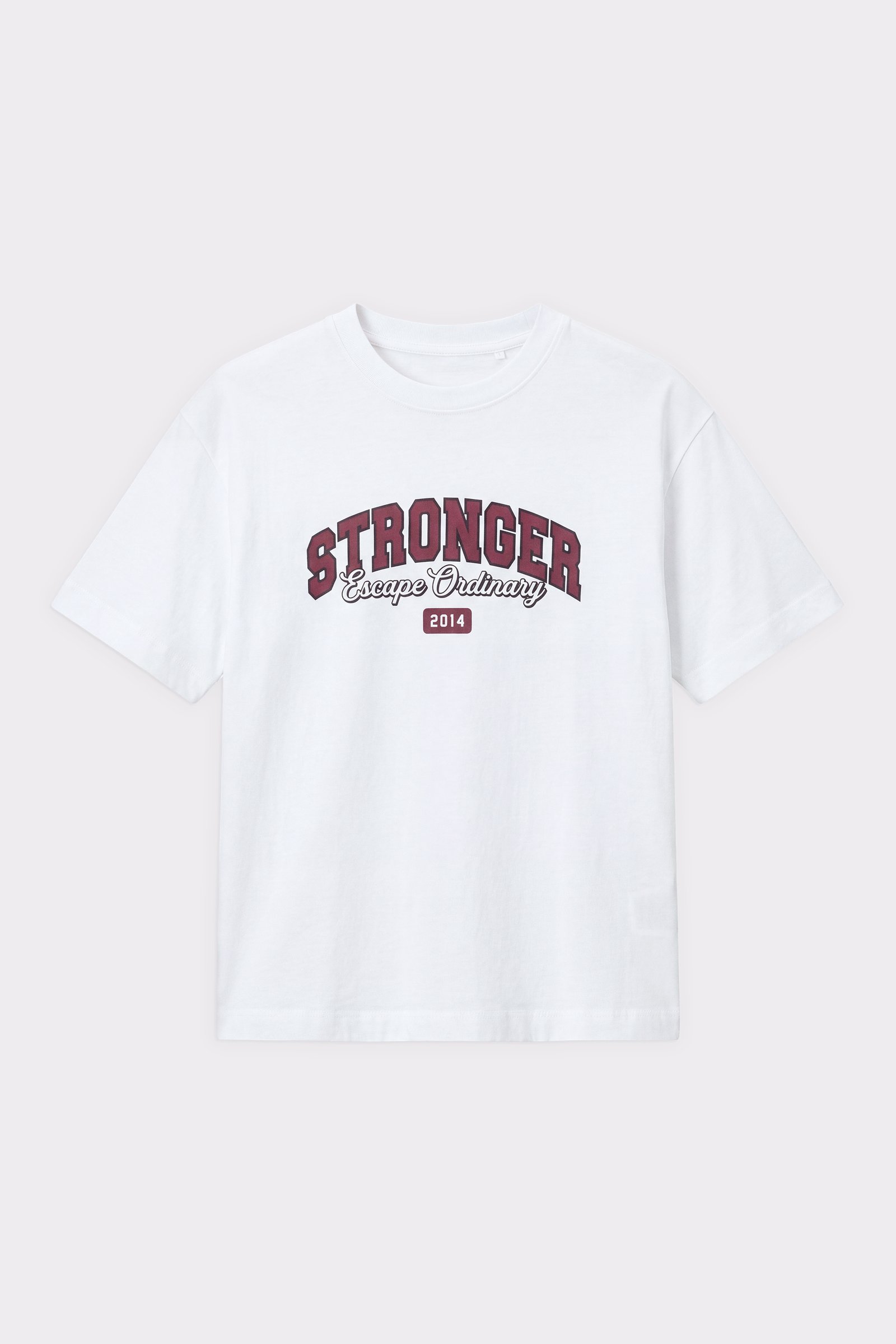 Helles weißes Essential T-Shirt von Stronger mit normaler Passform und auffälligem Grafikprint mittig auf der Vorderseite.